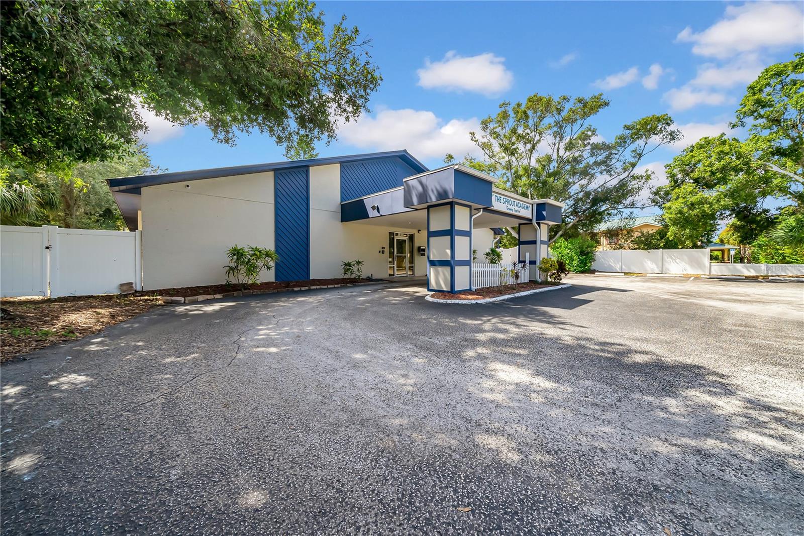 1419 SUNSET POINT RD
