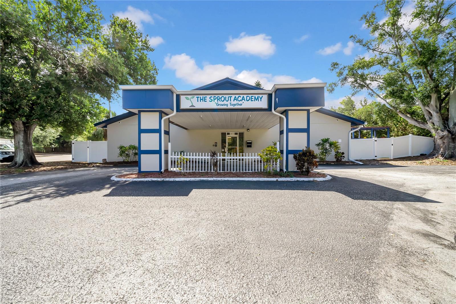 1419 SUNSET POINT RD