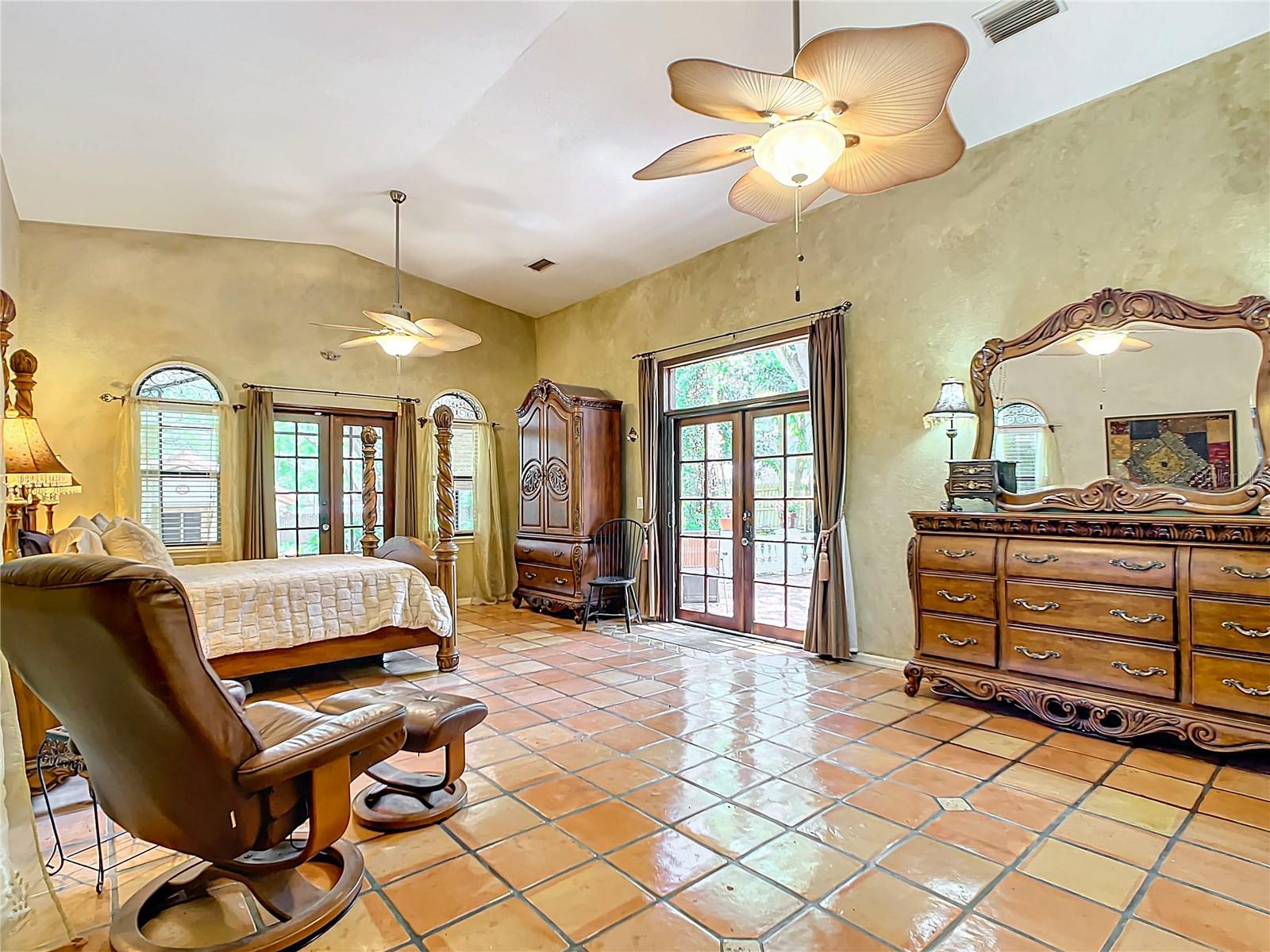 863 HARBOR HILL DR