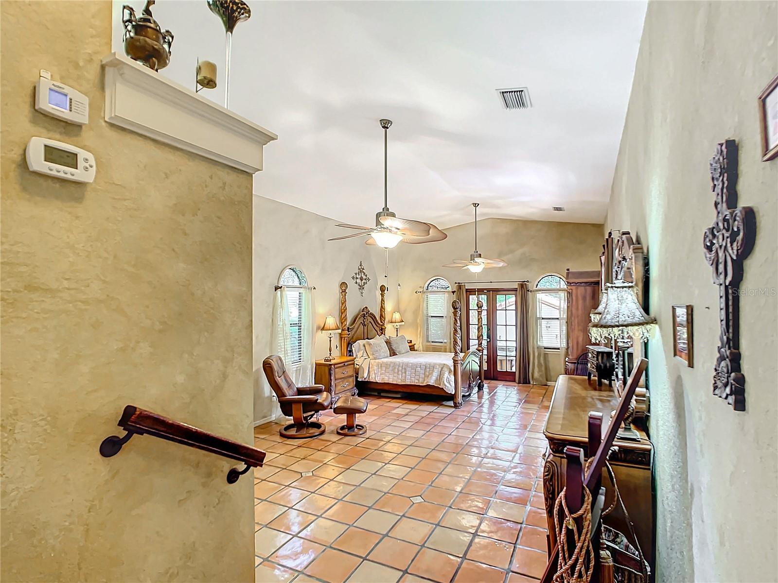 863 HARBOR HILL DR