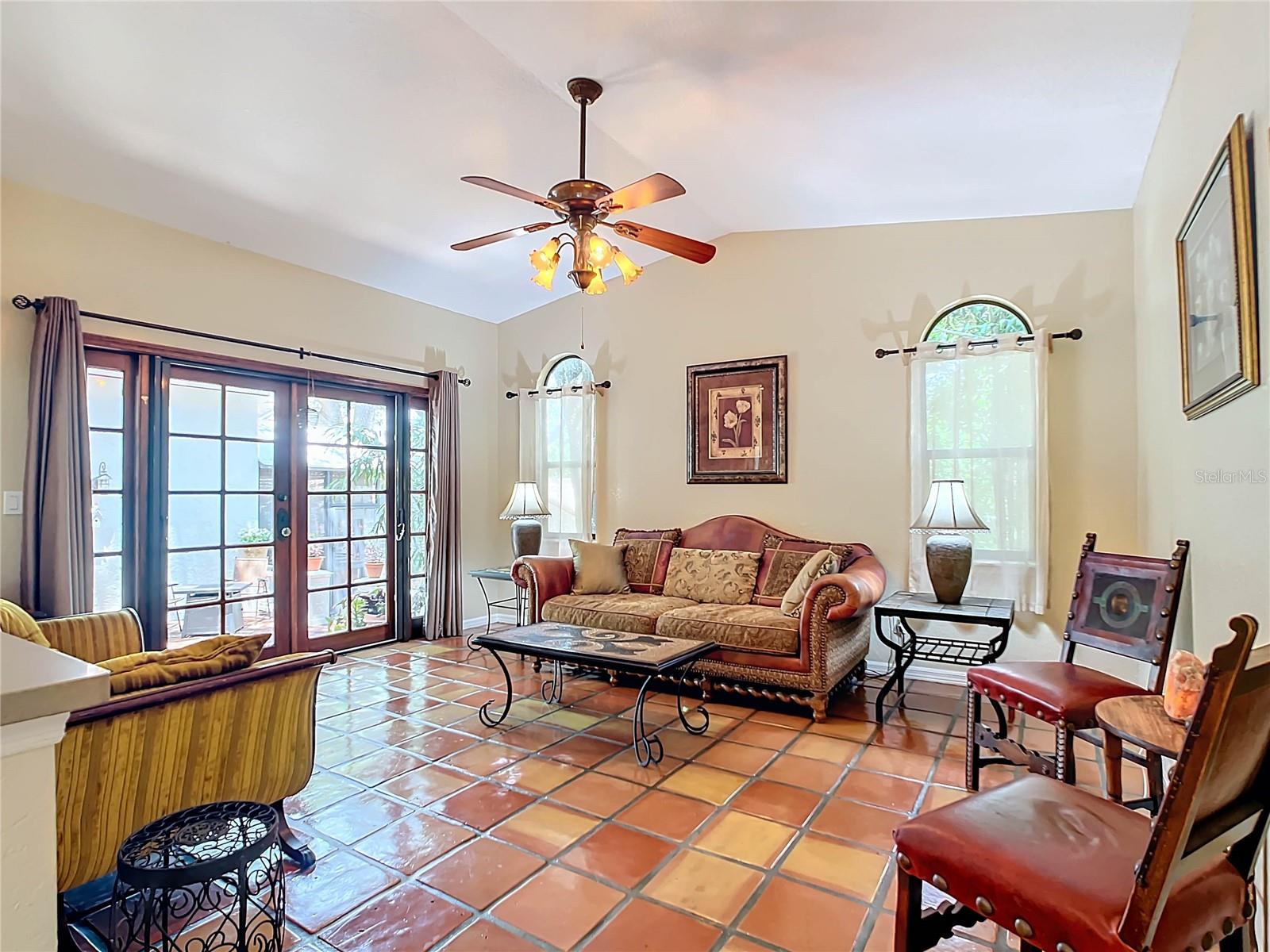 863 HARBOR HILL DR