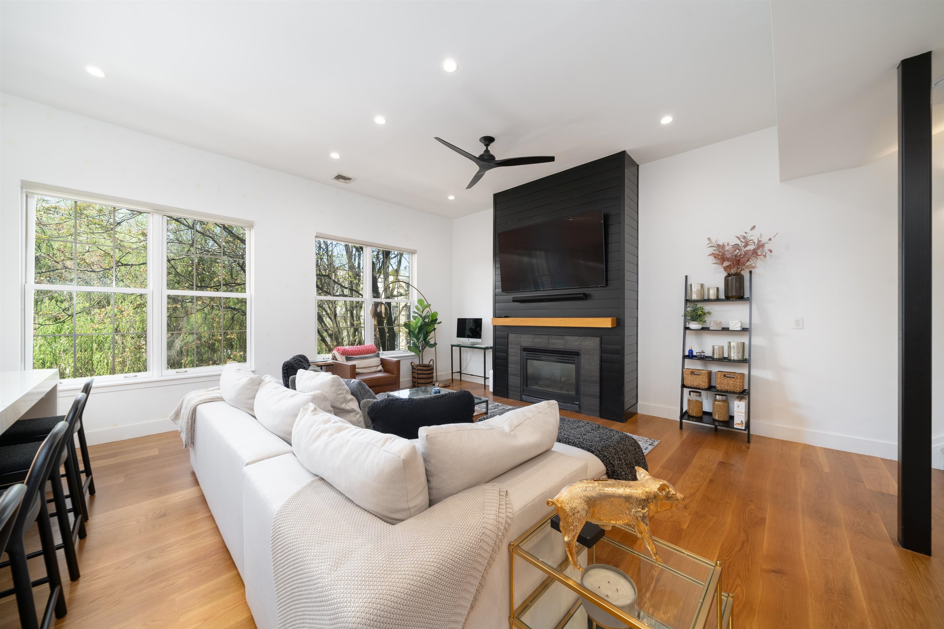 101 PARK AVE Unit: PHN