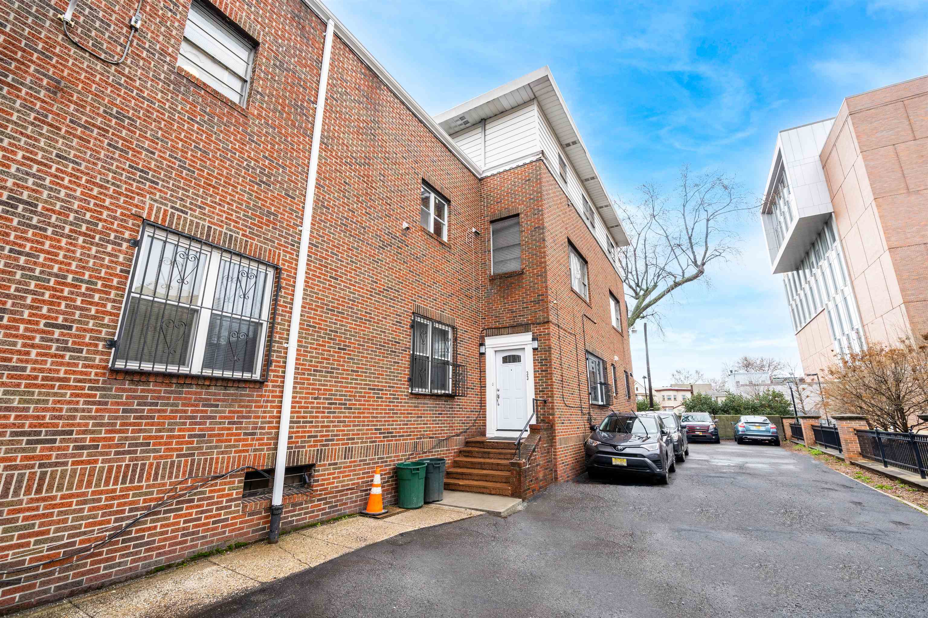 33 GLENWOOD AVE Unit: SIDE ENTRANCE