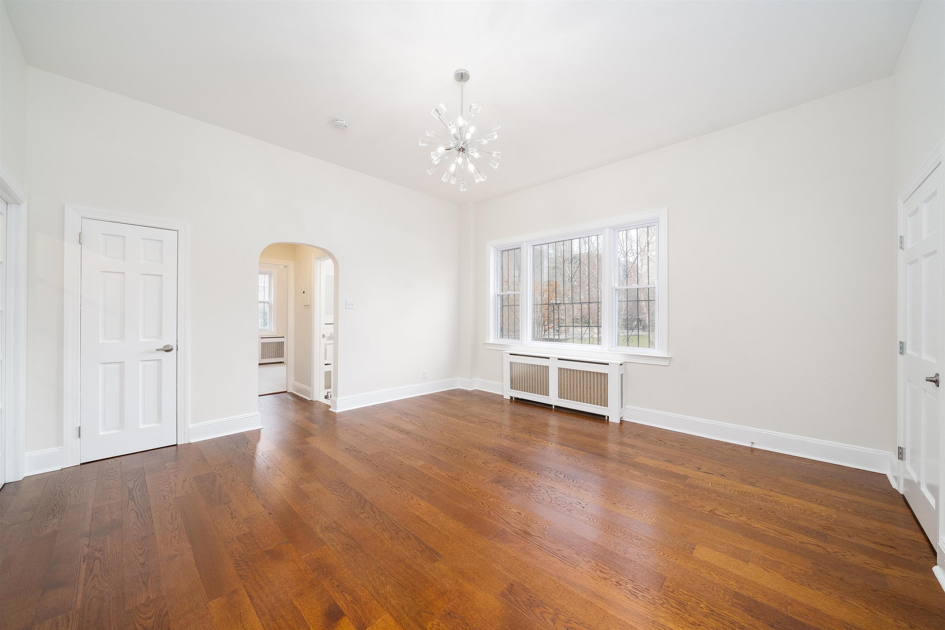33 GLENWOOD AVE Unit: SIDE ENTRANCE