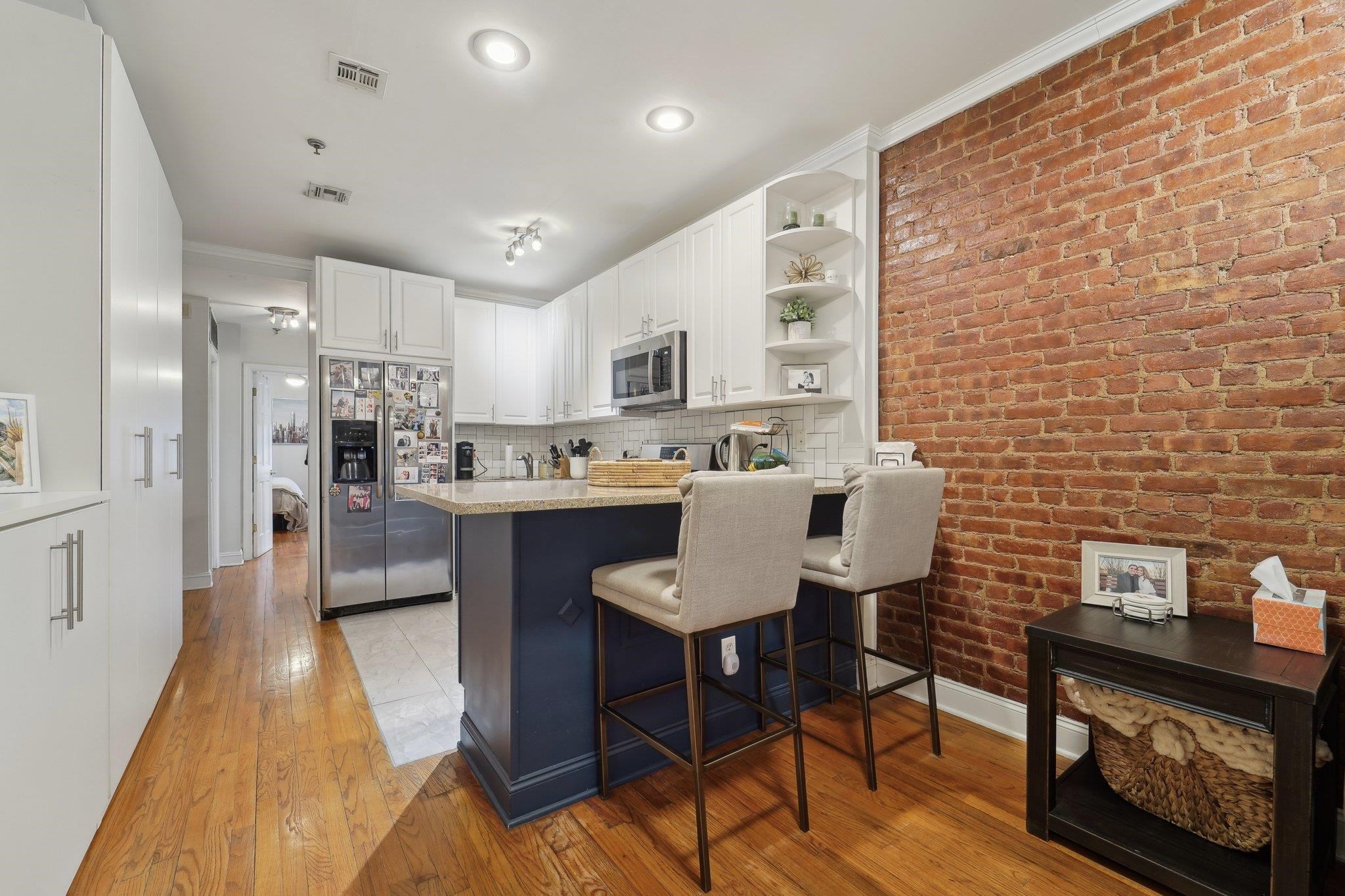 919 PARK AVE Unit: 2R