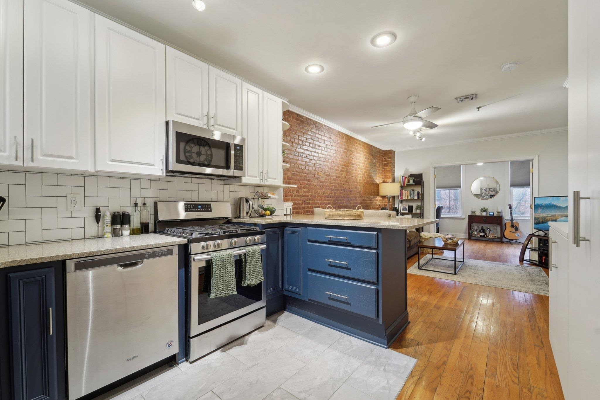 919 PARK AVE Unit: 2R