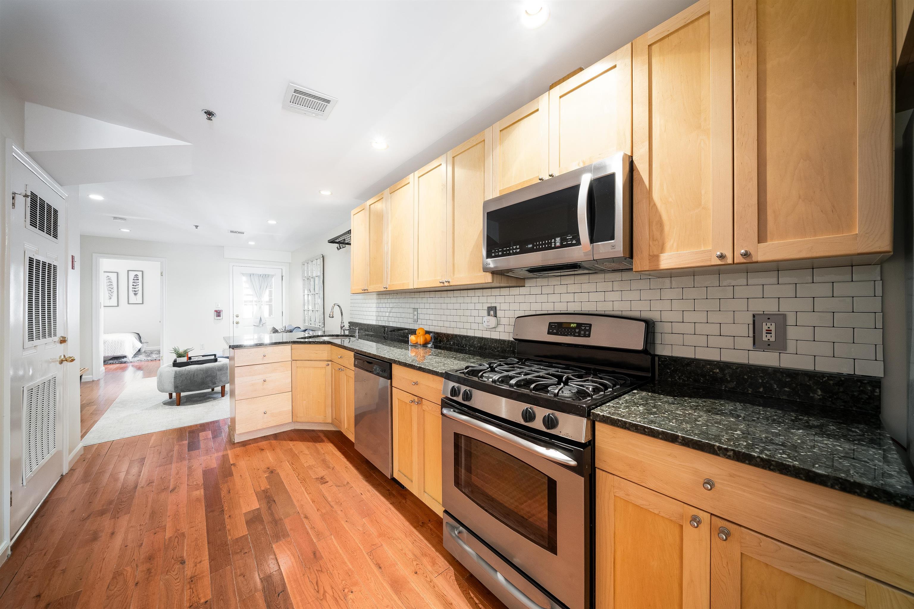 221 CLINTON ST Unit: 3R