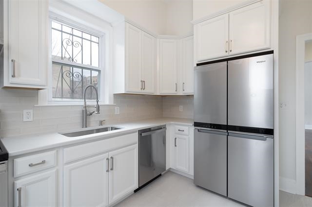 33 GLENWOOD AVE Unit: side entrance