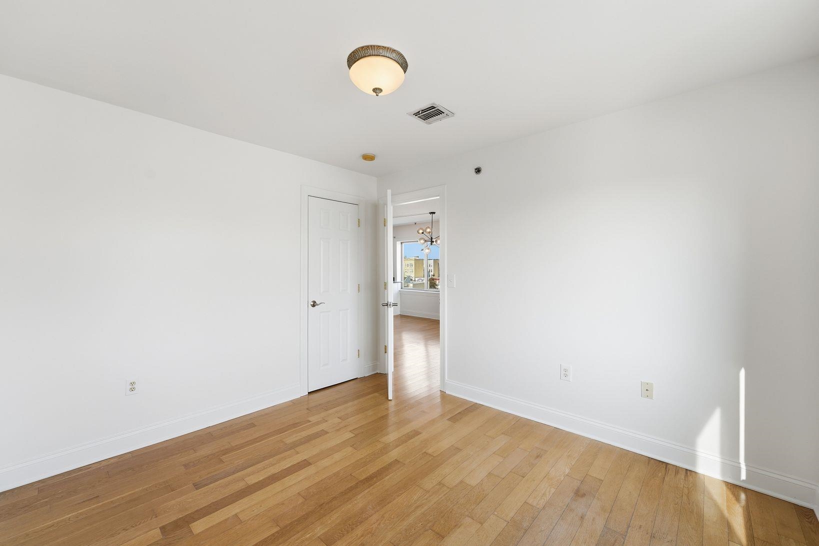 5509 MADISON ST Unit: 504