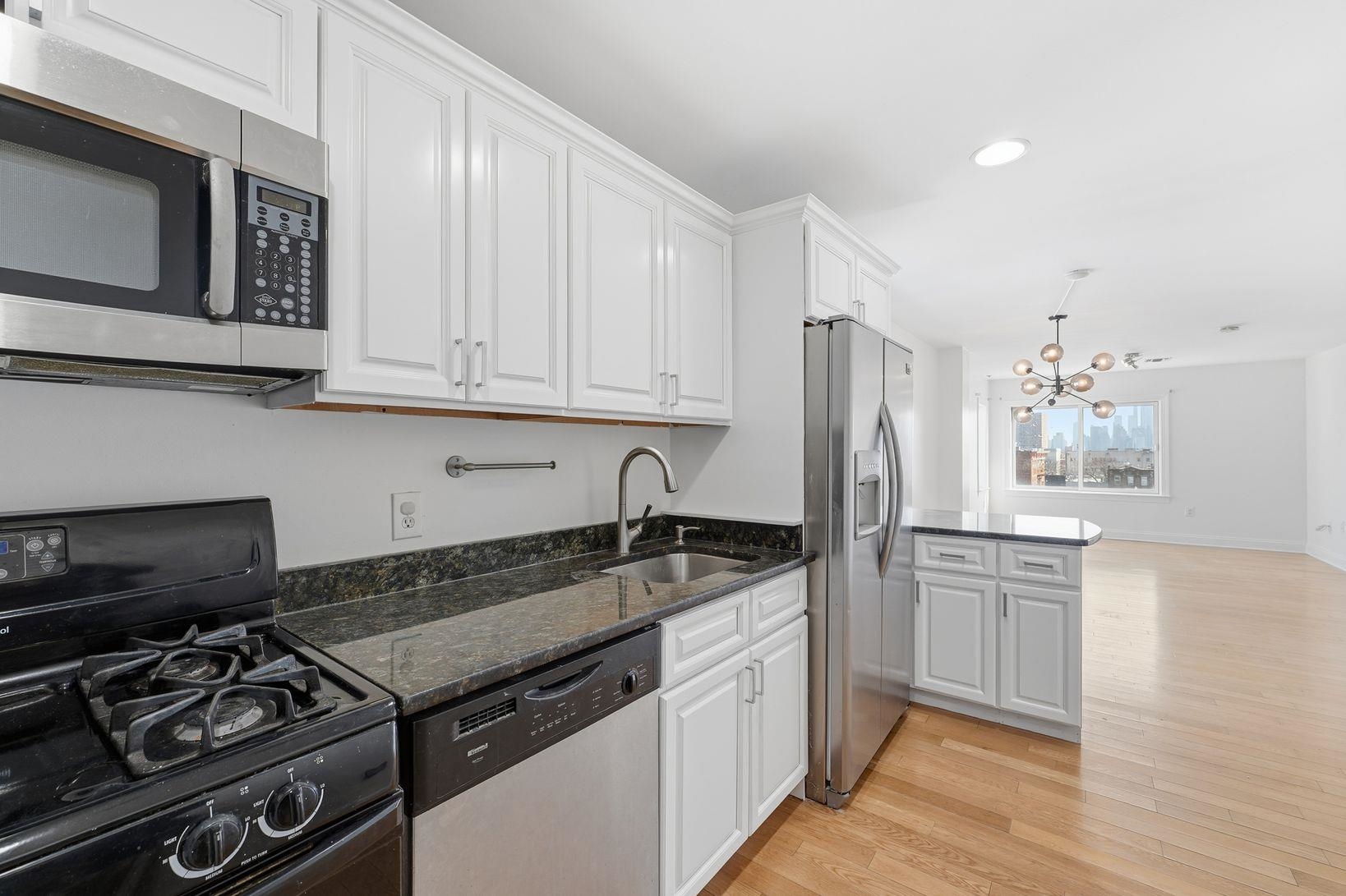 5509 MADISON ST Unit: 504