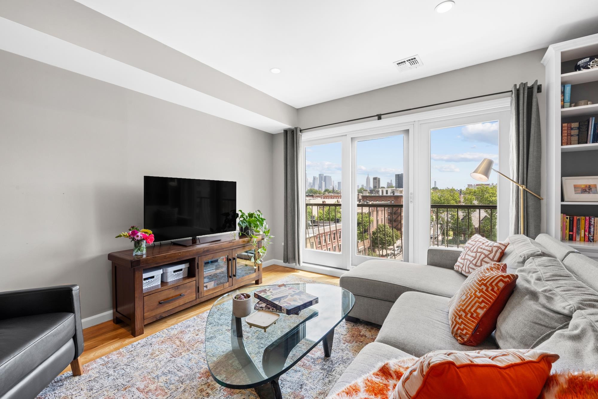 536 GRAND ST Unit: 604