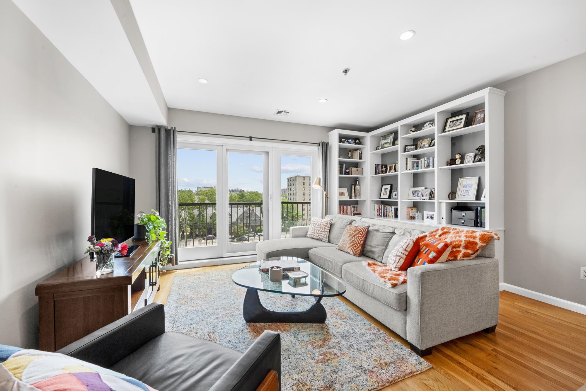 536 GRAND ST Unit: 604