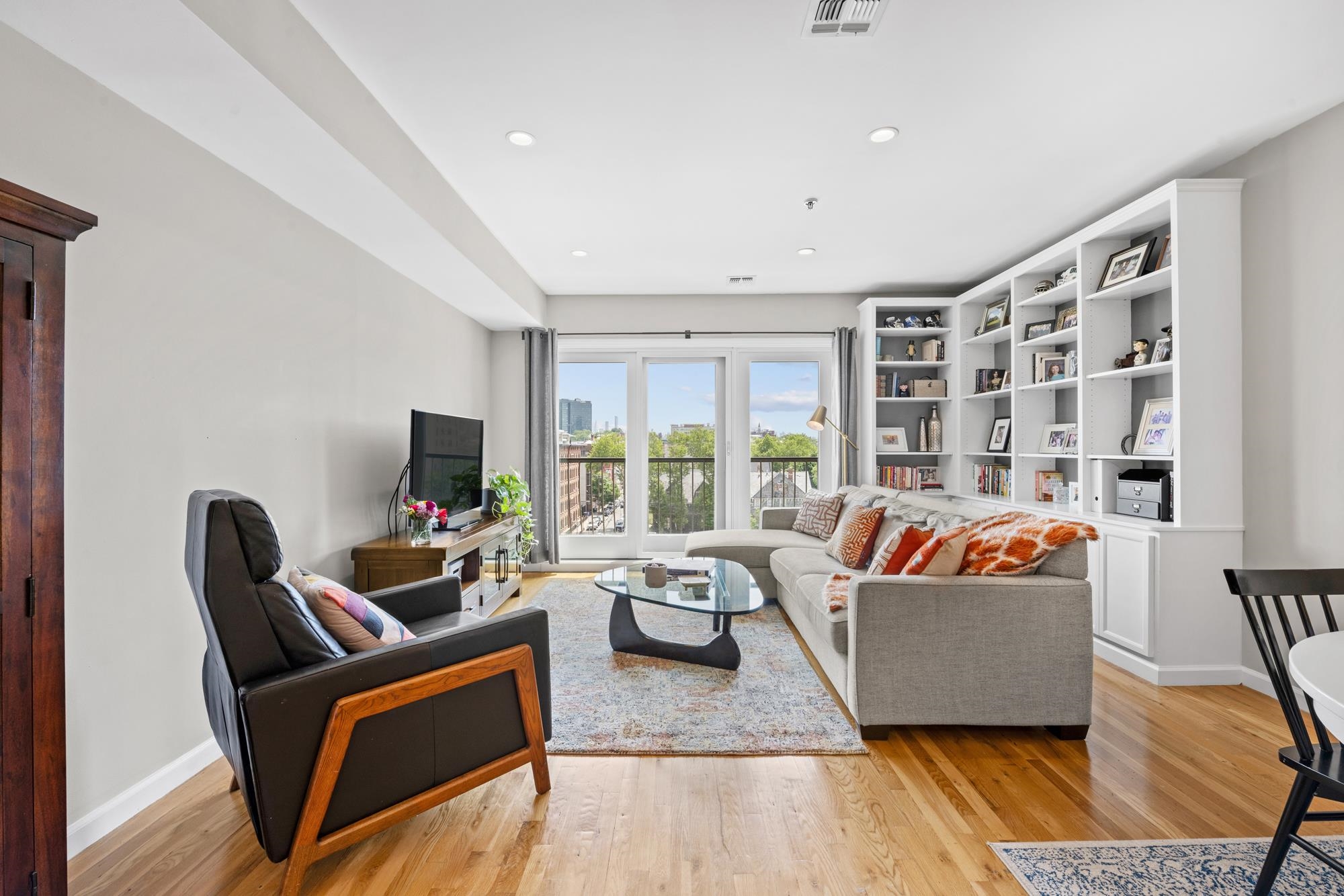 536 GRAND ST Unit: 604