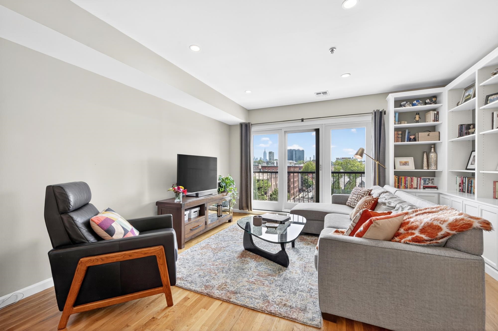 536 GRAND ST Unit: 604