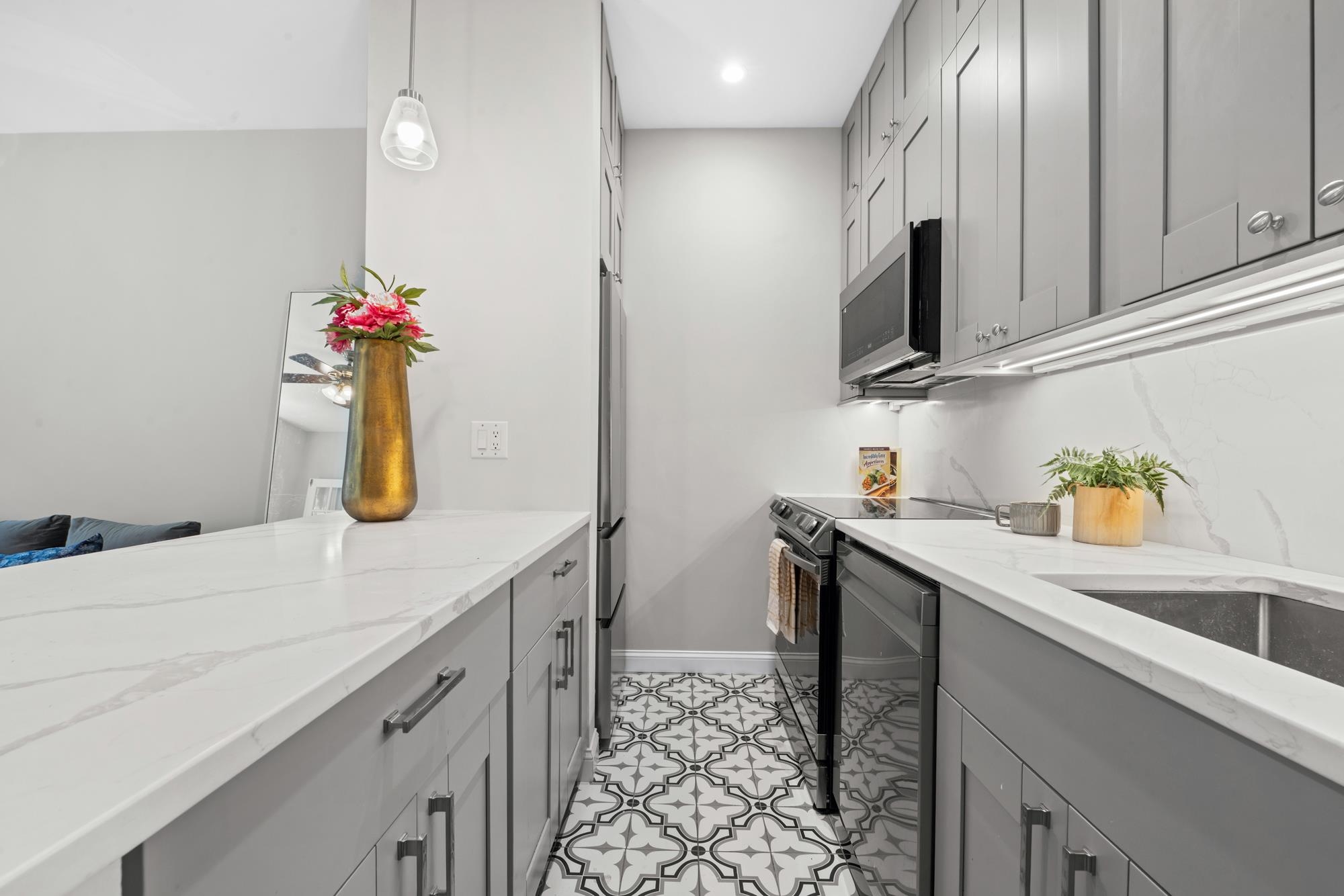 118 WILLOW AVE Unit: 2
