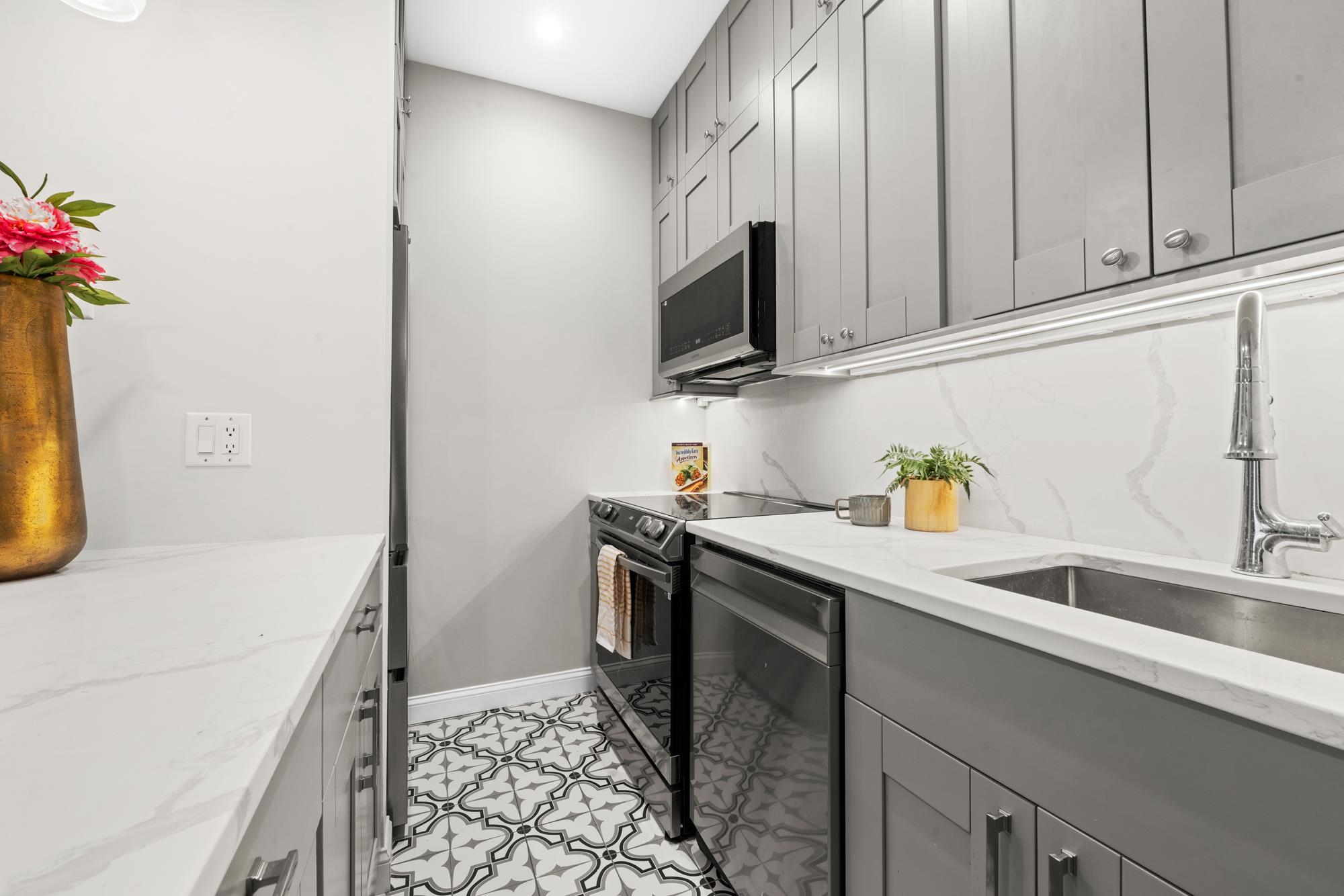 118 WILLOW AVE Unit: 2