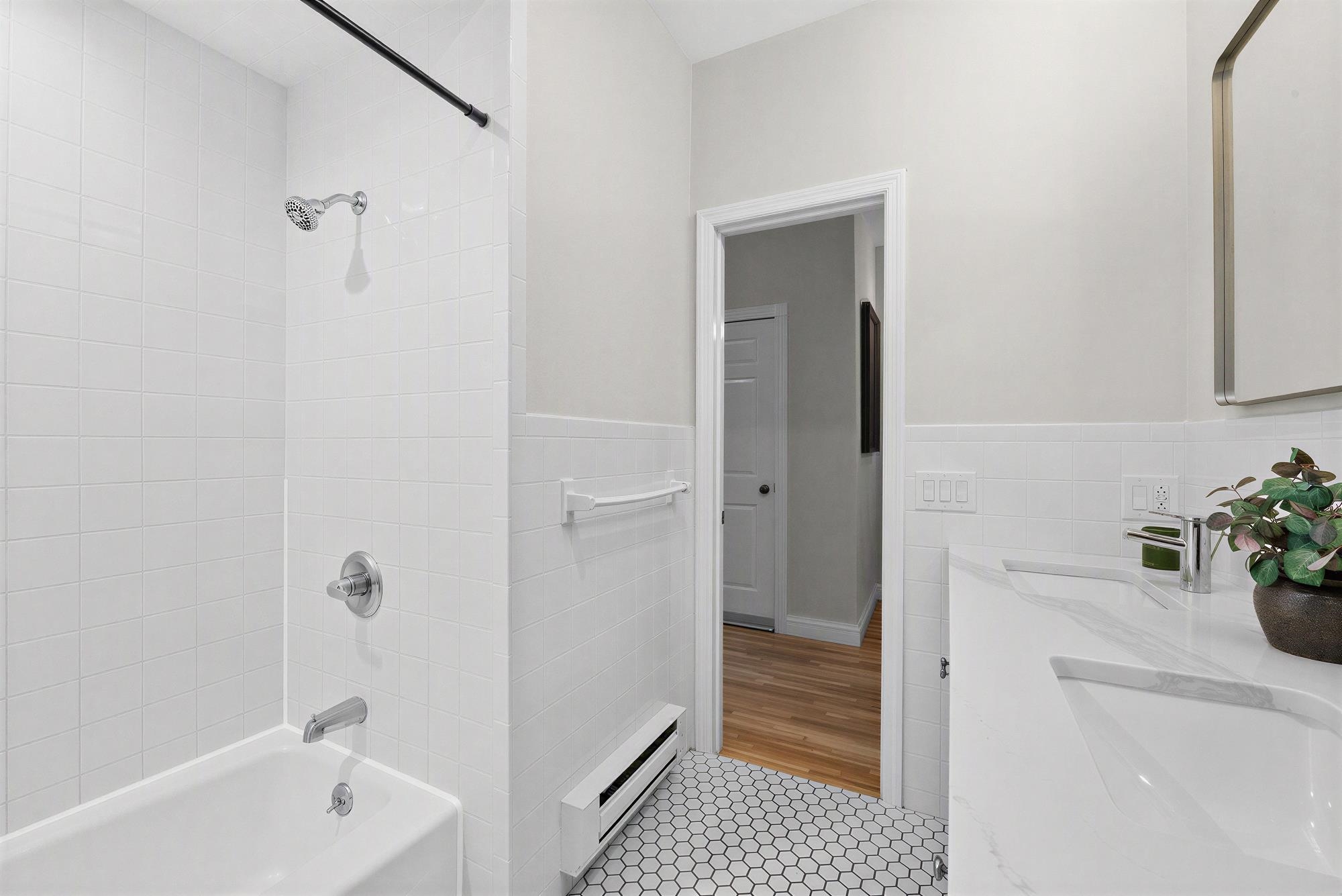 118 WILLOW AVE Unit: 2
