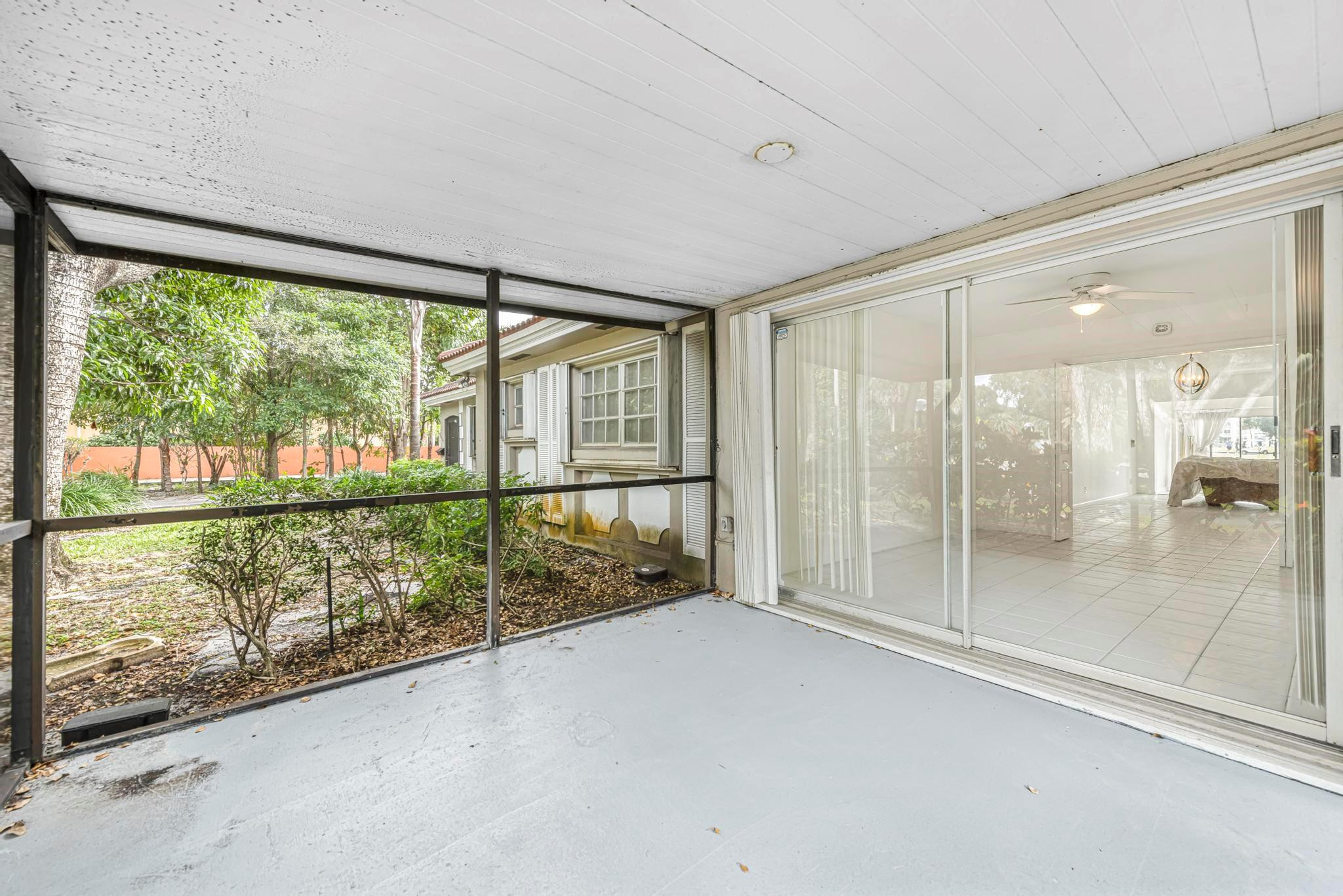 2722 N Palm Aire Dr 2722