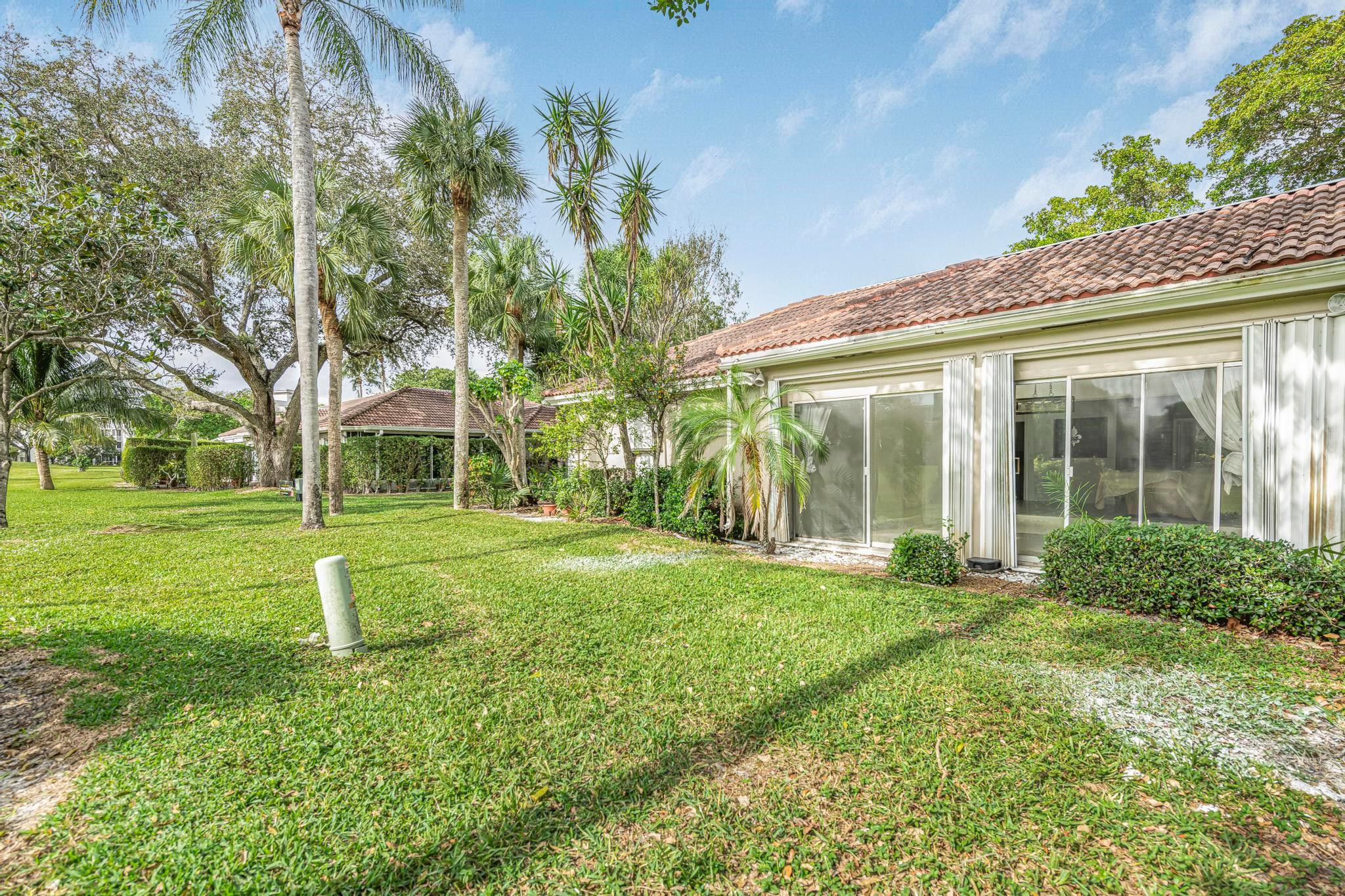 2722 N Palm Aire Dr 2722