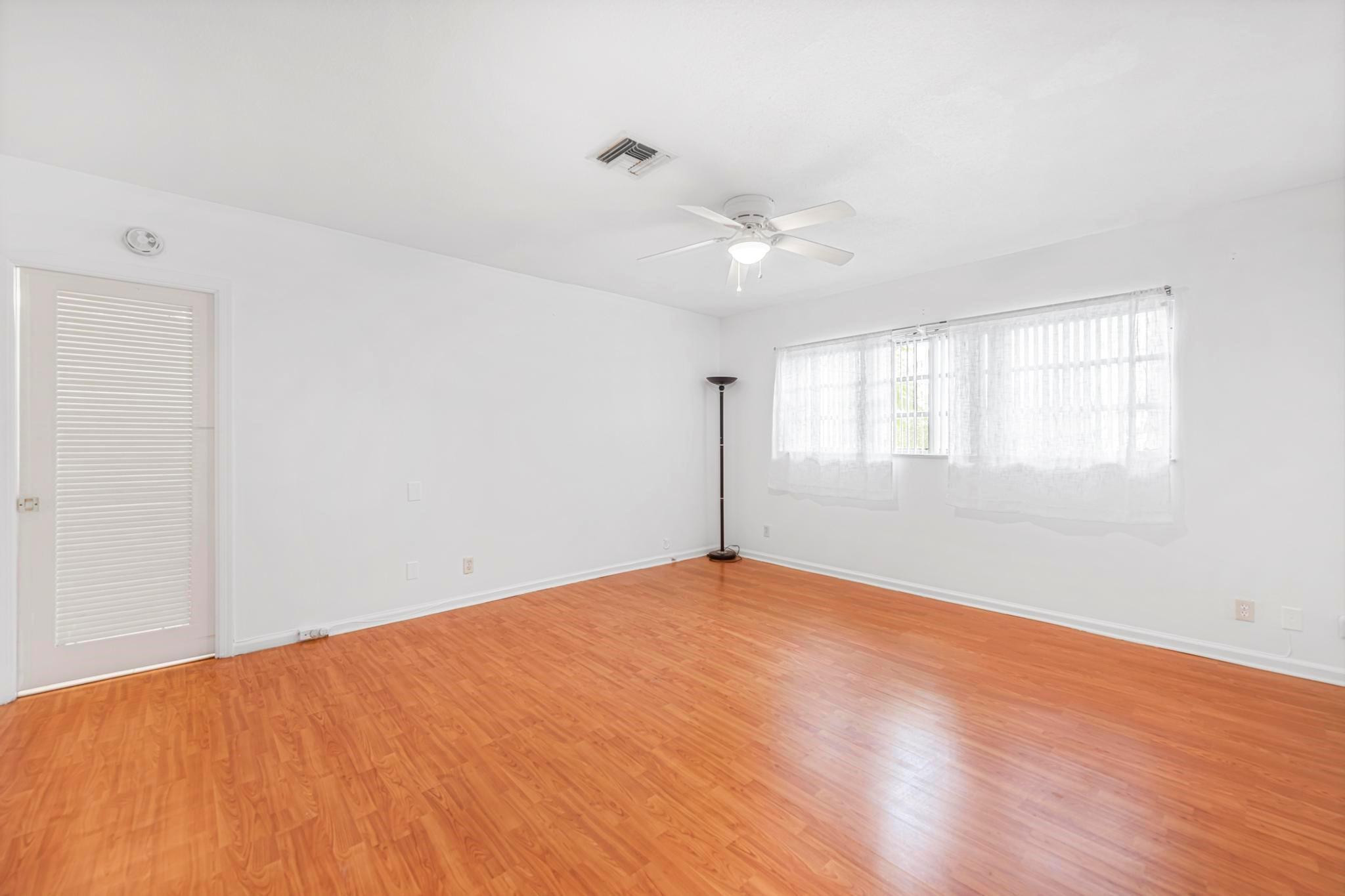 2722 N Palm Aire Dr 2722