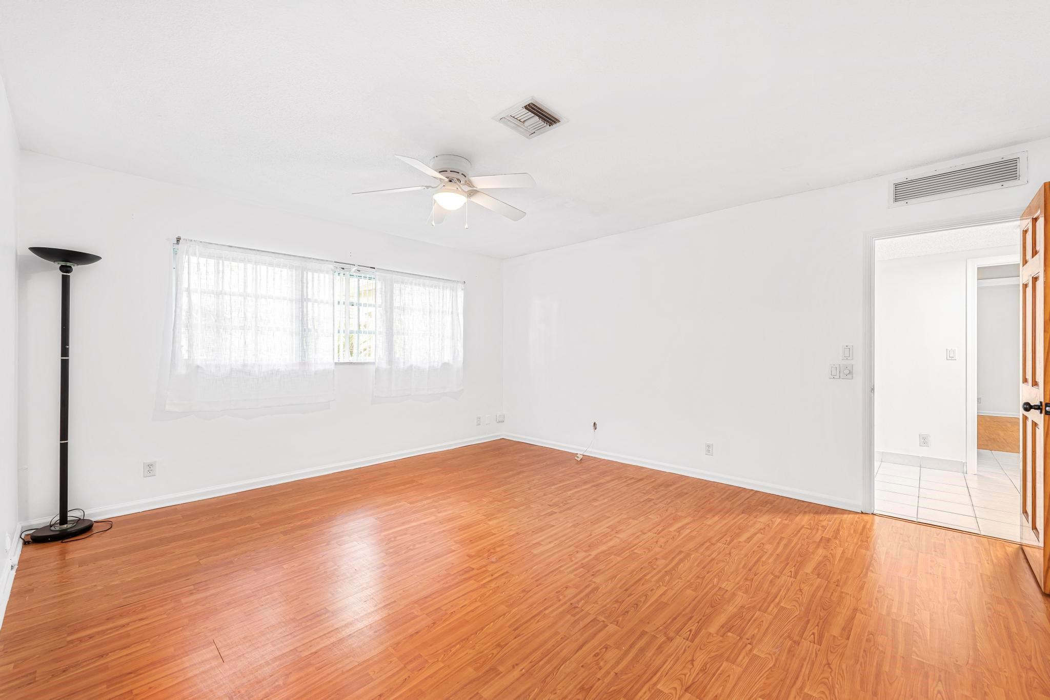 2722 N Palm Aire Dr 2722