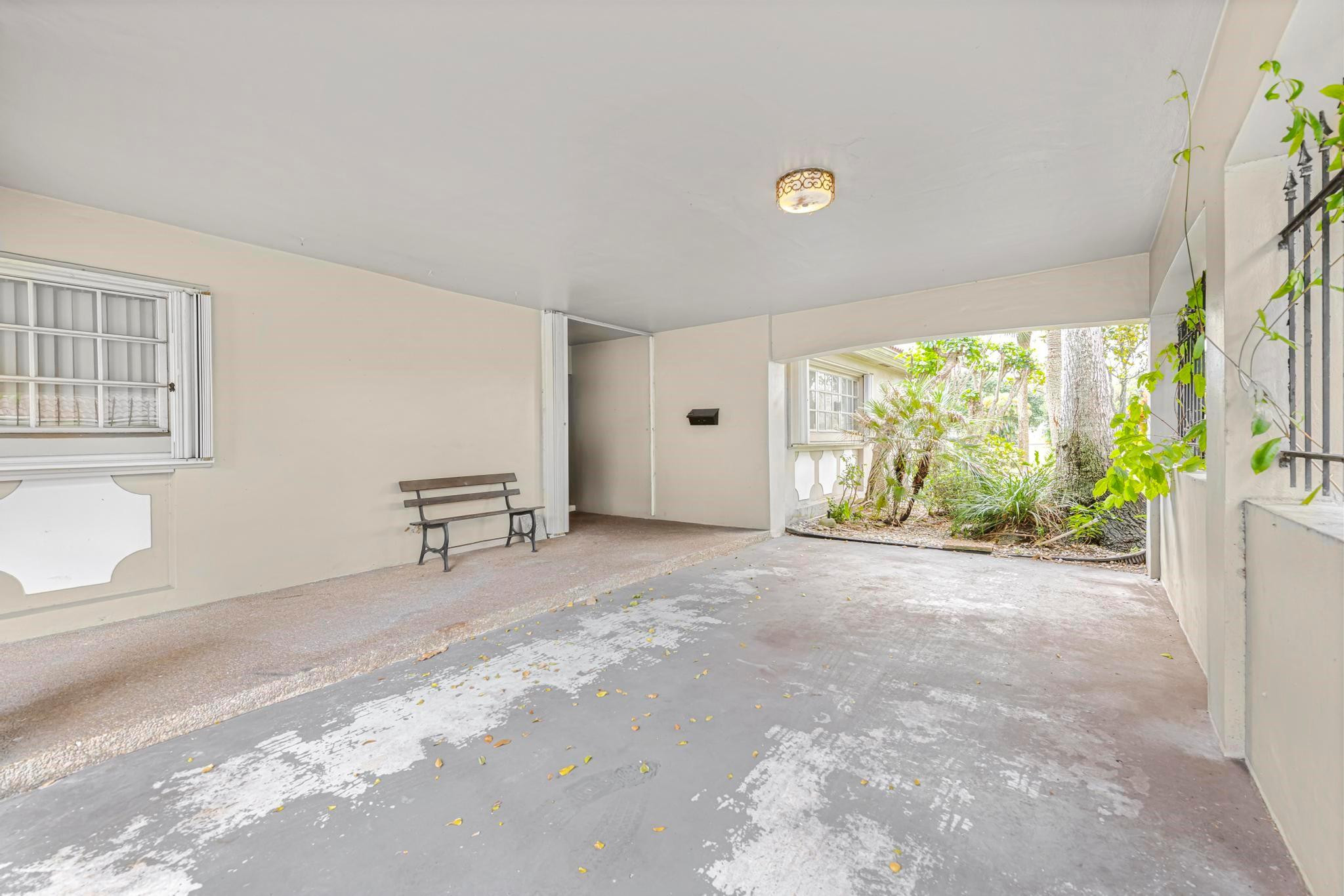 2722 N Palm Aire Dr 2722