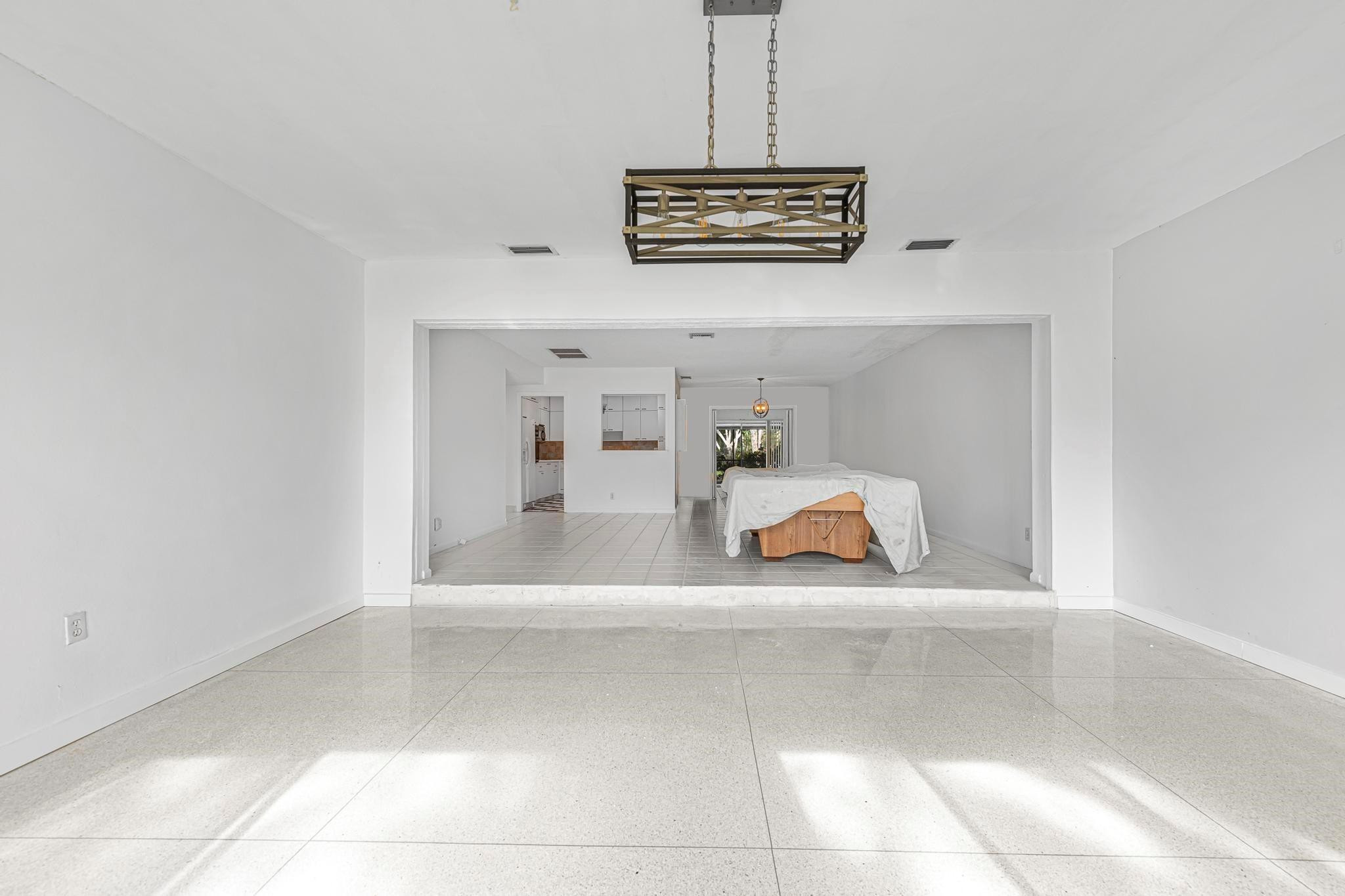 2722 N Palm Aire Dr 2722