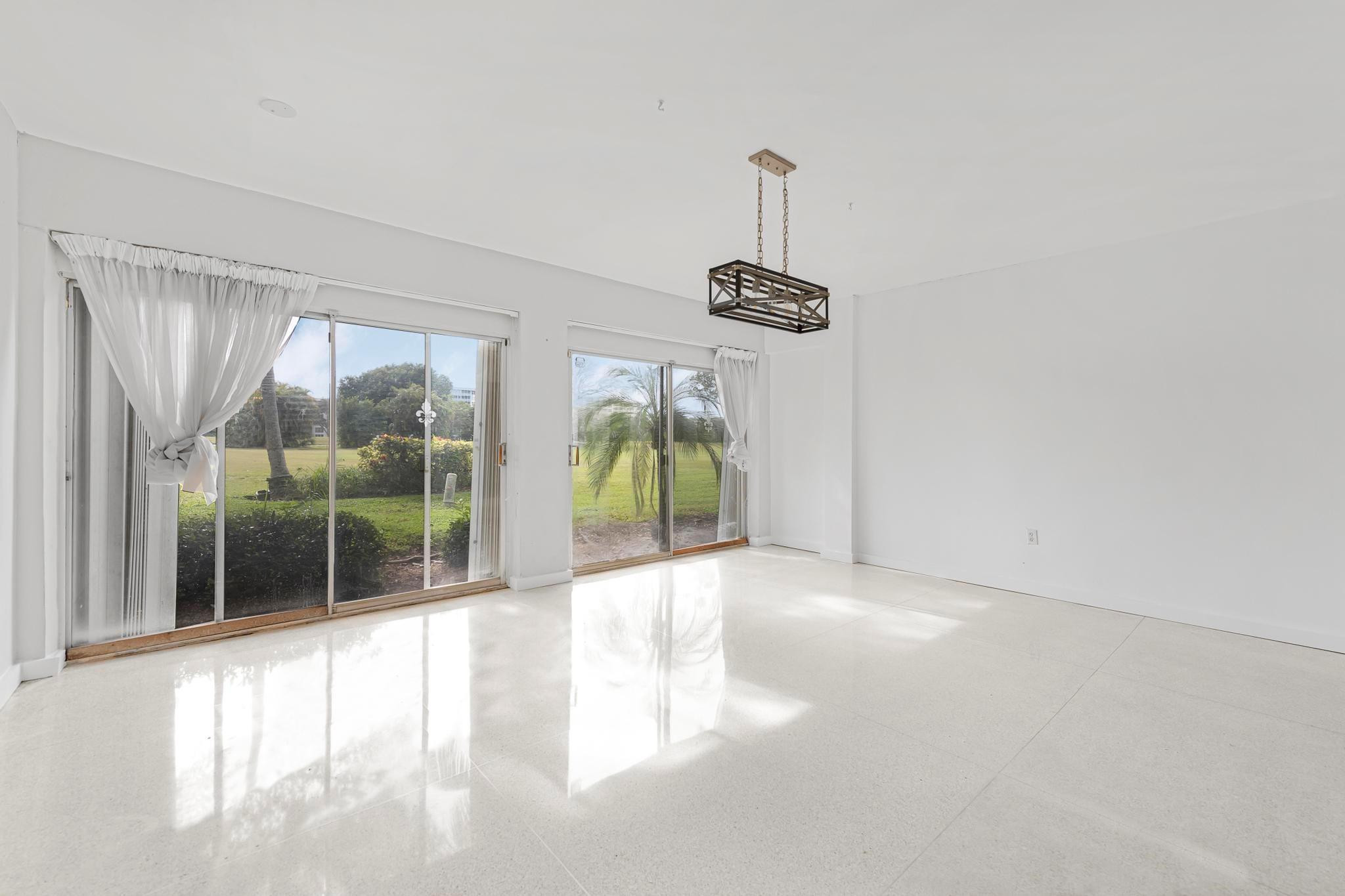 2722 N Palm Aire Dr 2722