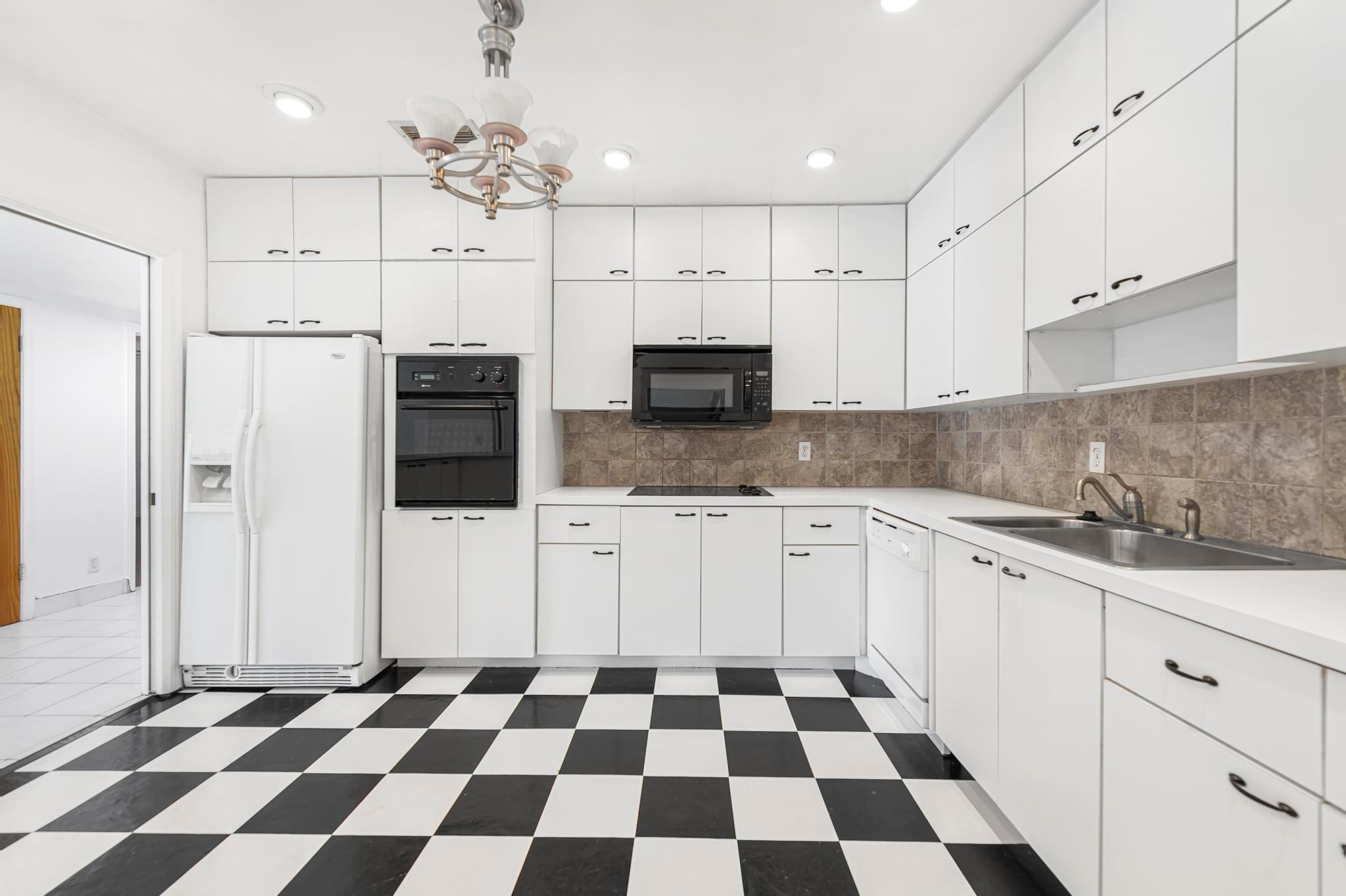 2722 N Palm Aire Dr 2722