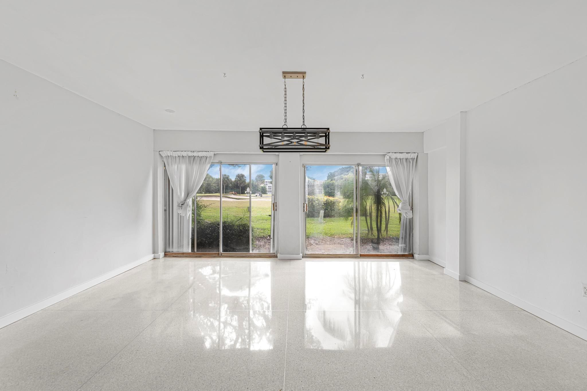 2722 N Palm Aire Dr 2722