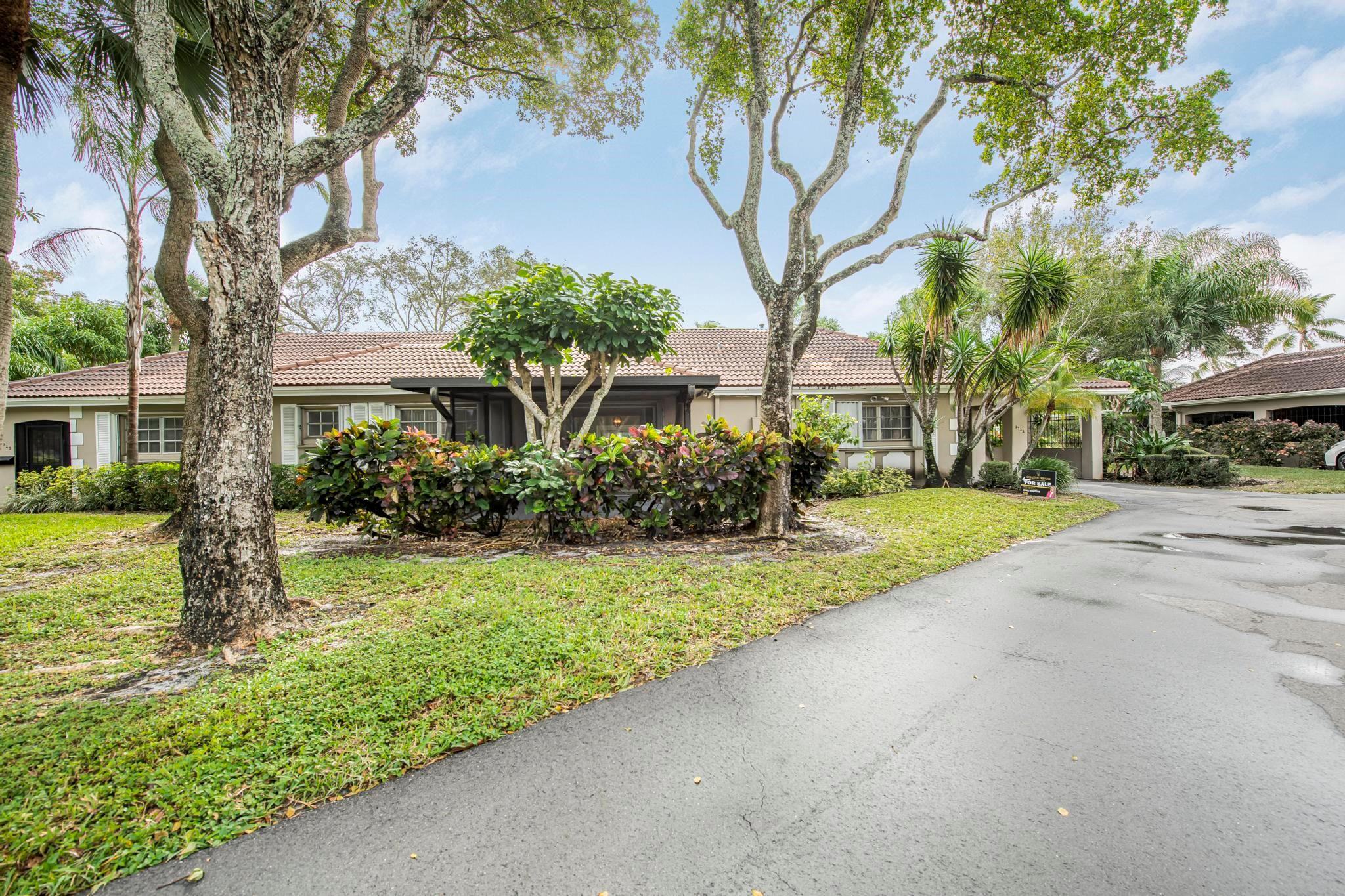 2722 N Palm Aire Dr 2722