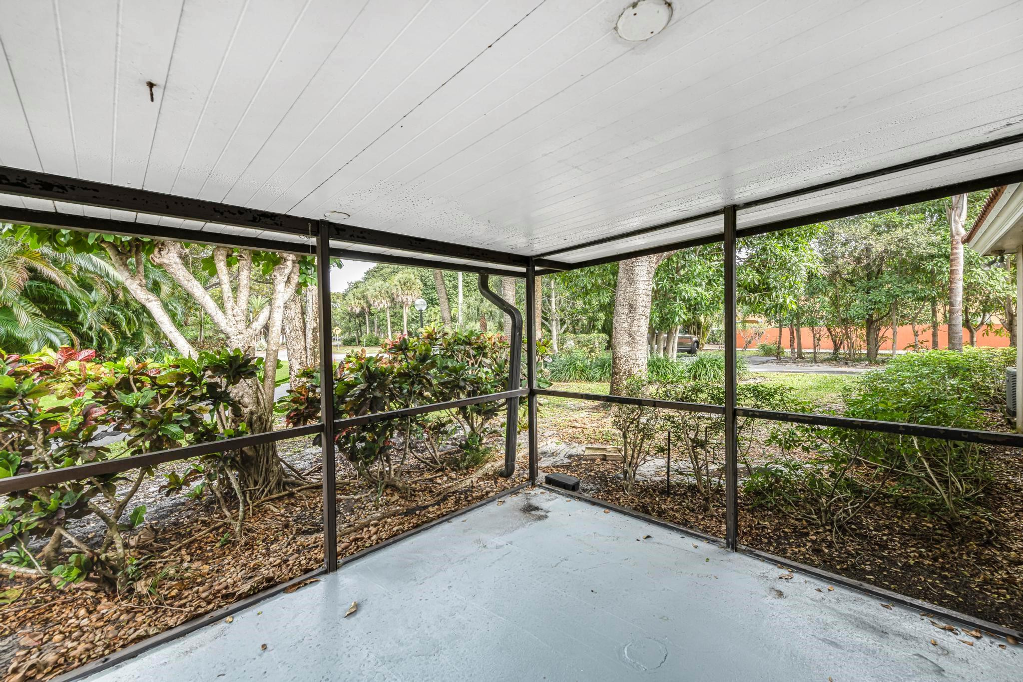 2722 N Palm Aire Dr 2722