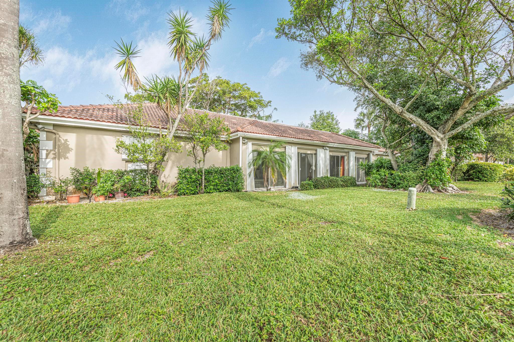 2722 N Palm Aire Dr 2722