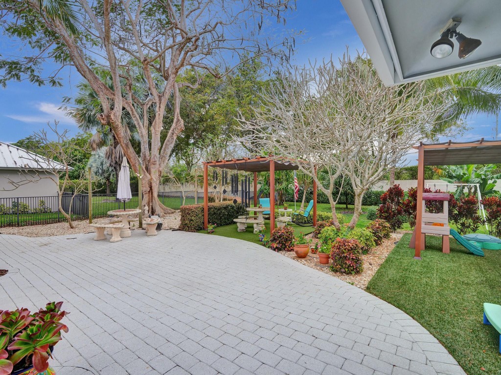 2837 Banyan Boulevard Cir