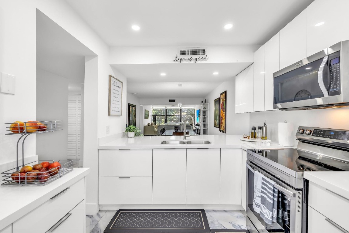 1711 Whitehall Dr 403