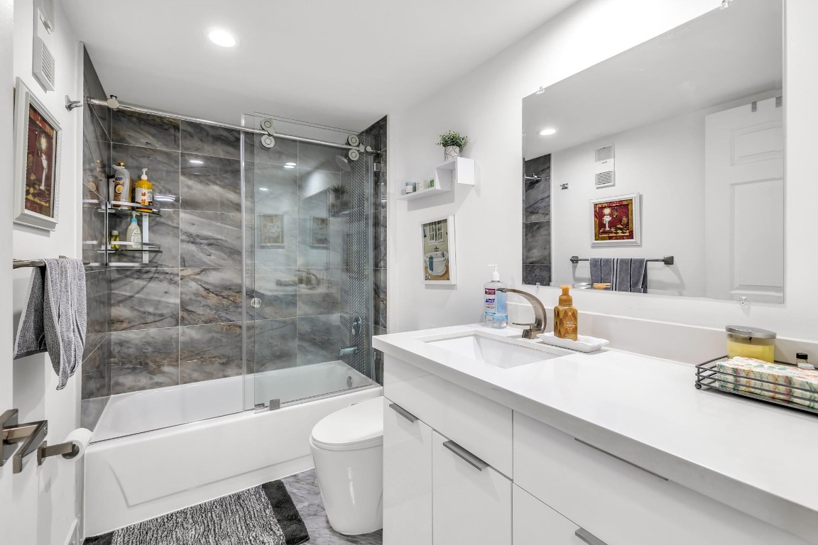 1711 Whitehall Dr 403