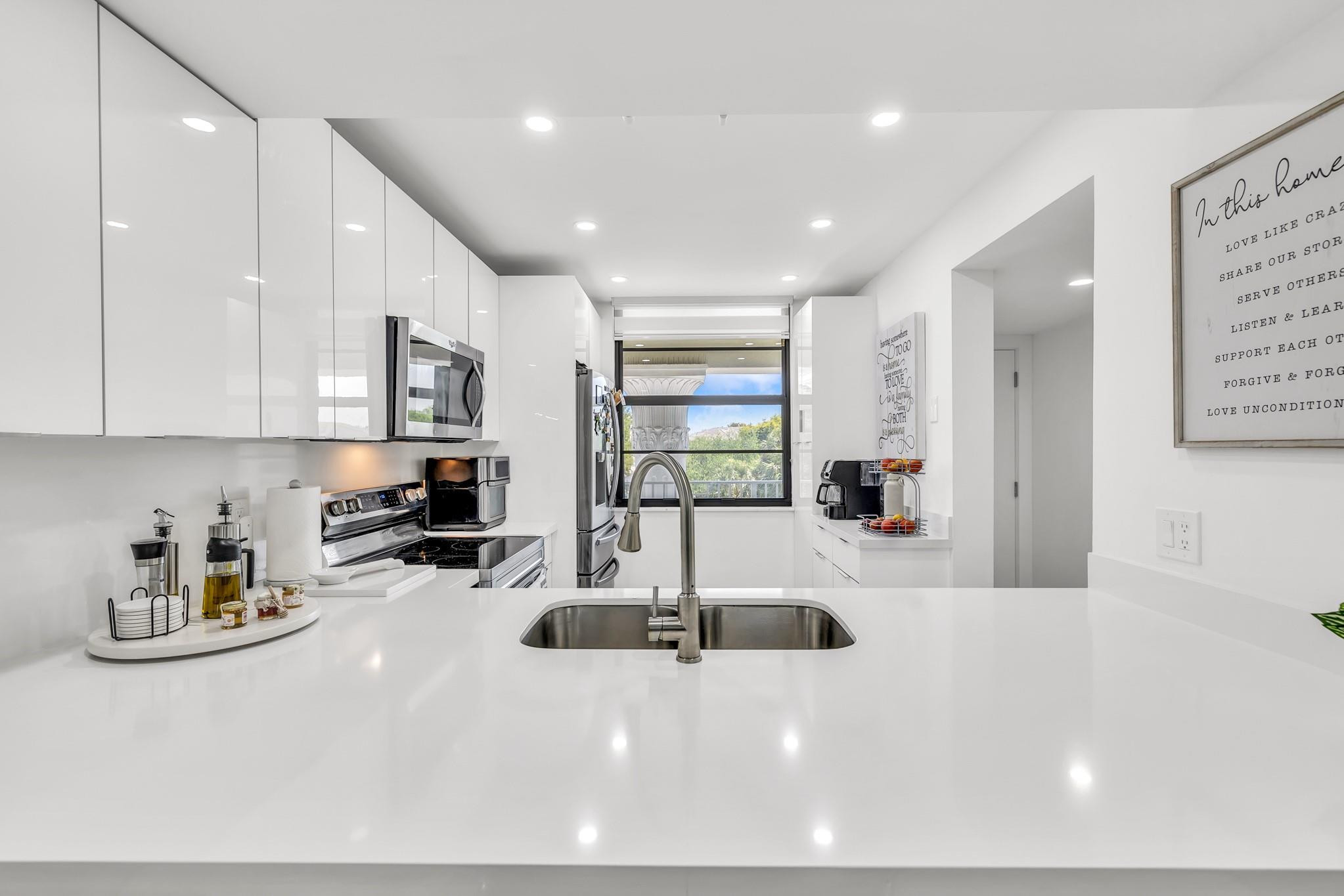 1711 Whitehall Dr 403