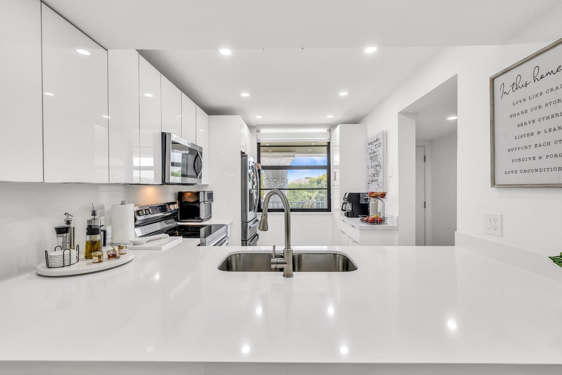 1711 Whitehall Dr 403