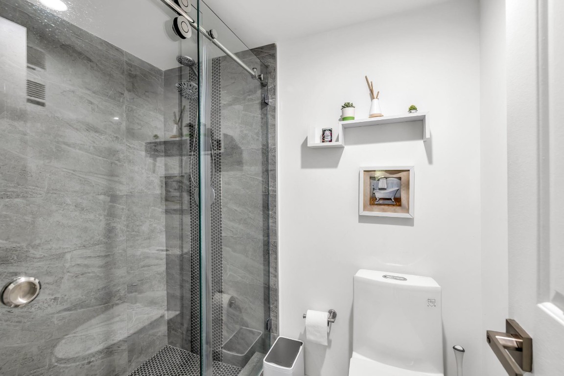 1711 Whitehall Dr 403