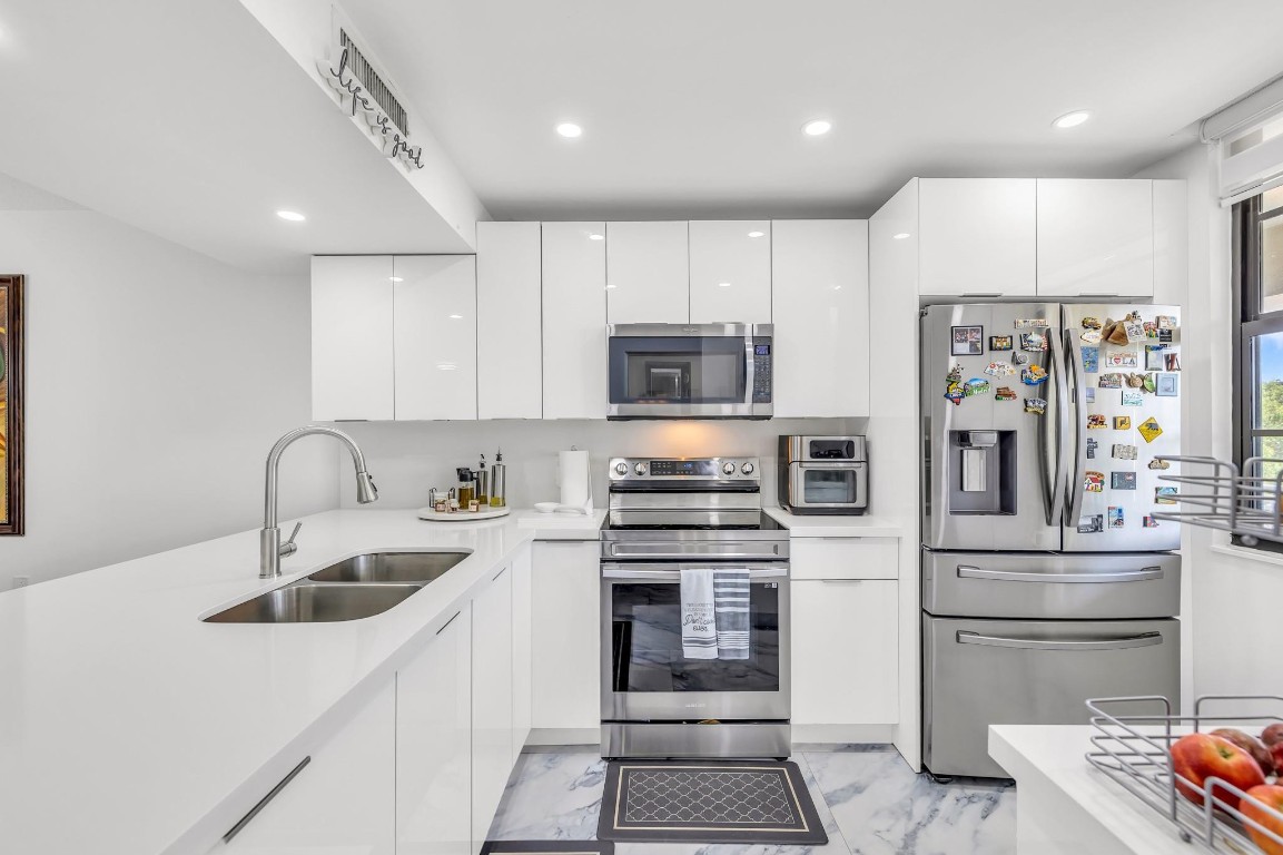 1711 Whitehall Dr 403