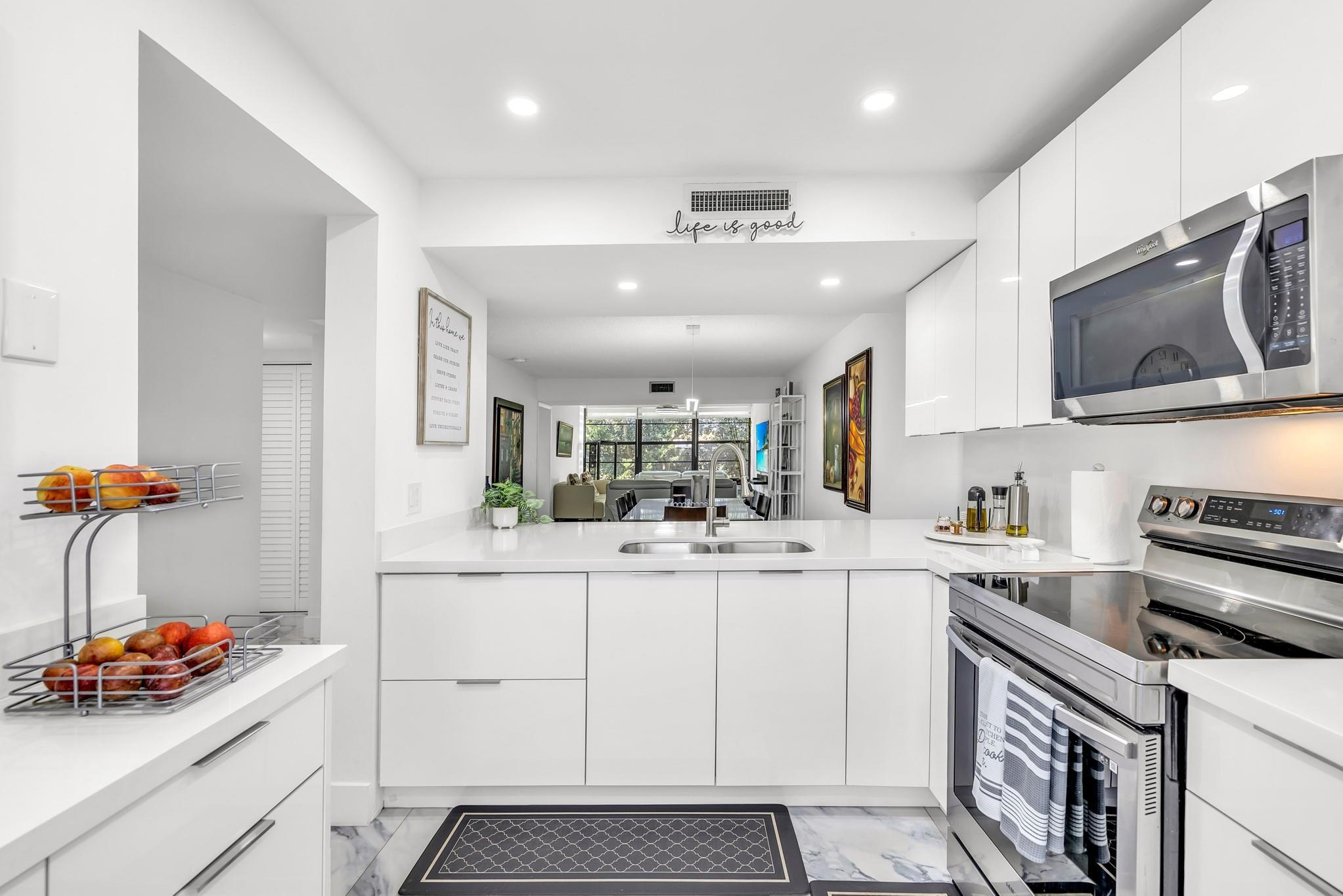 1711 Whitehall Dr 403