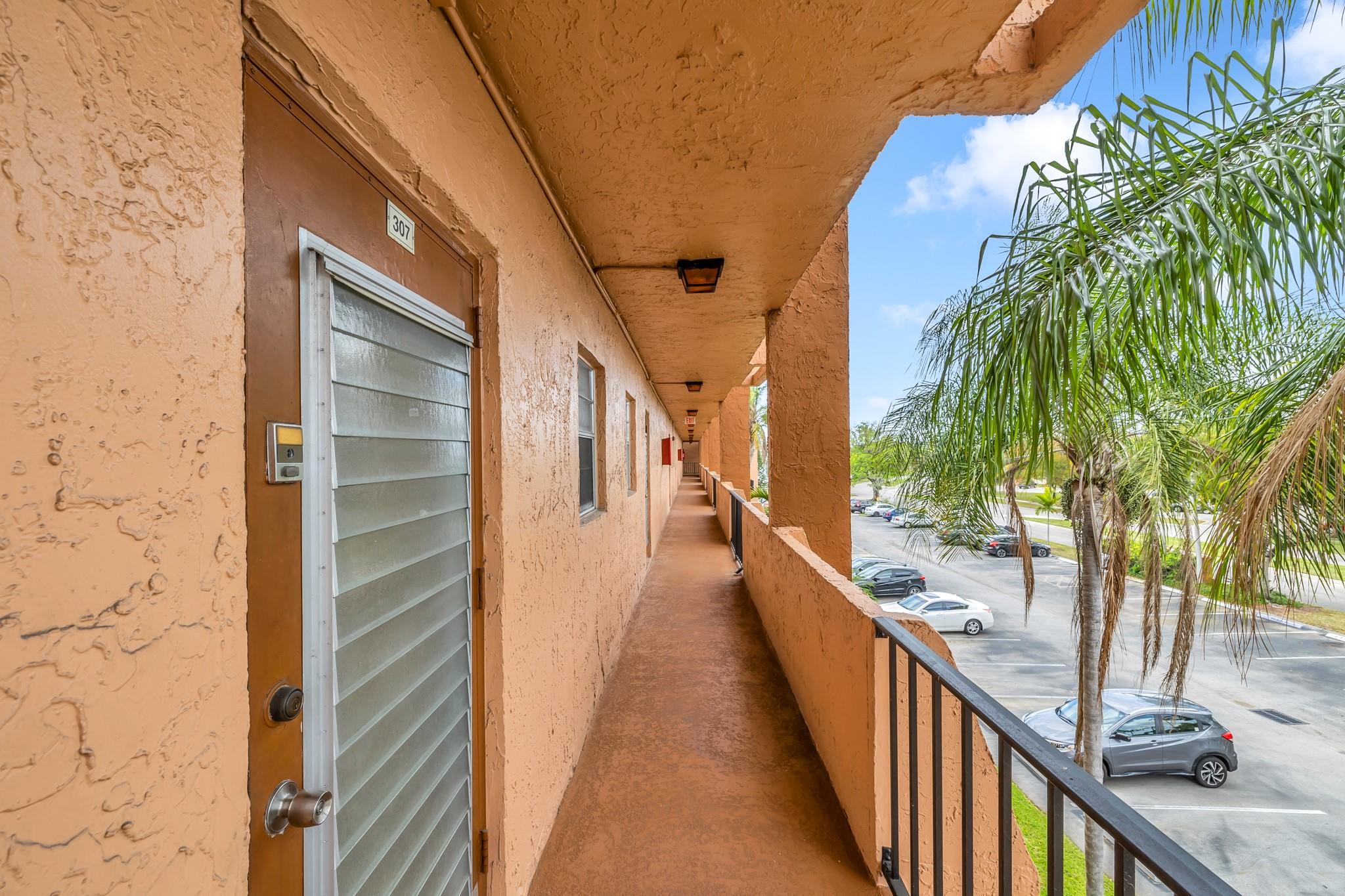 3050 Sunrise Lakes Dr 307