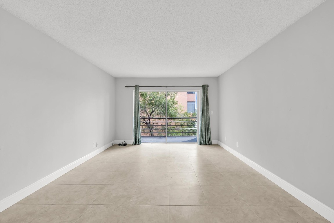 3050 Sunrise Lakes Dr 307