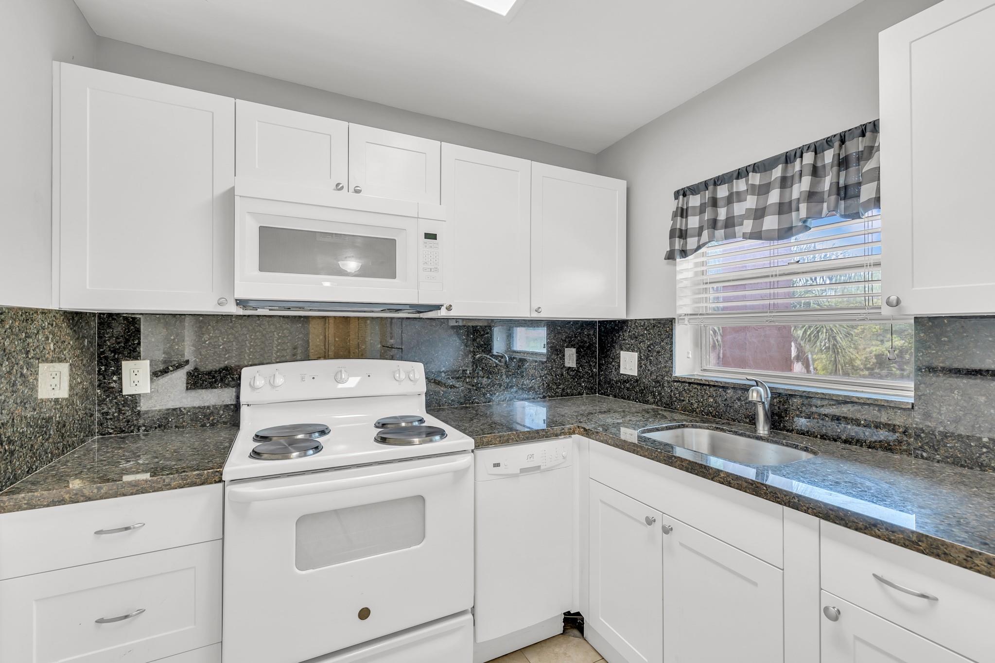 3050 Sunrise Lakes Dr 307