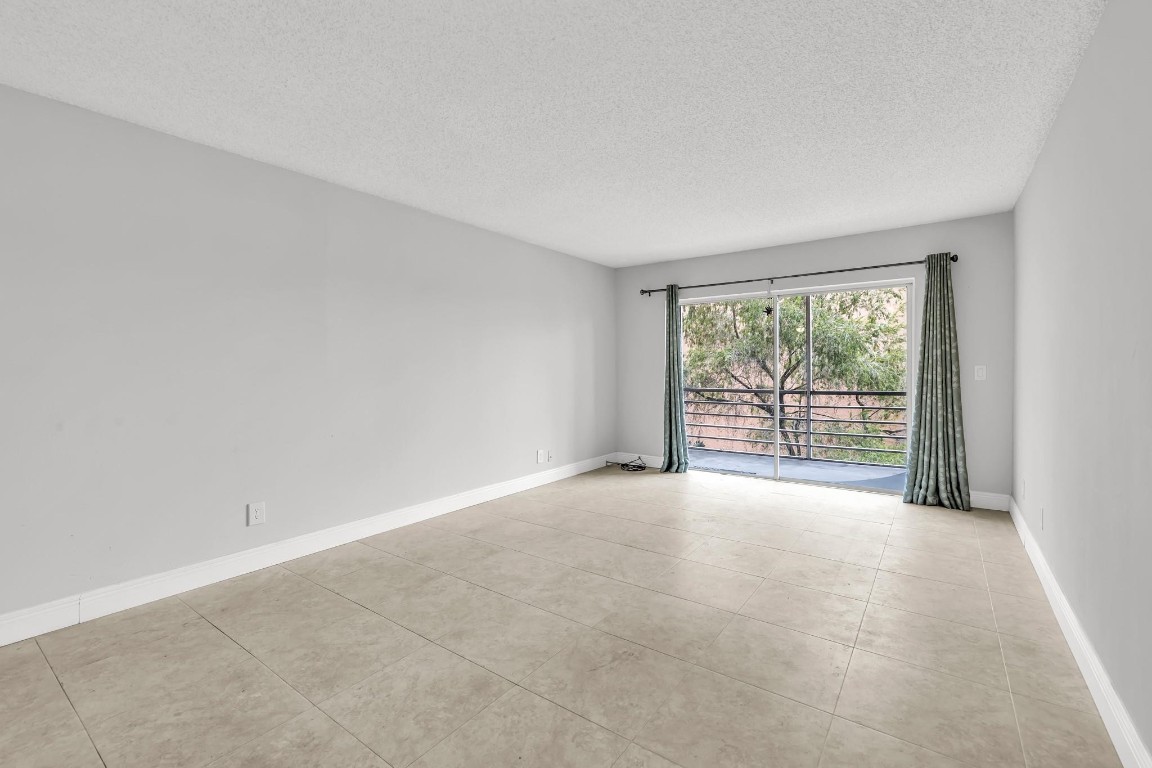 3050 Sunrise Lakes Dr 307