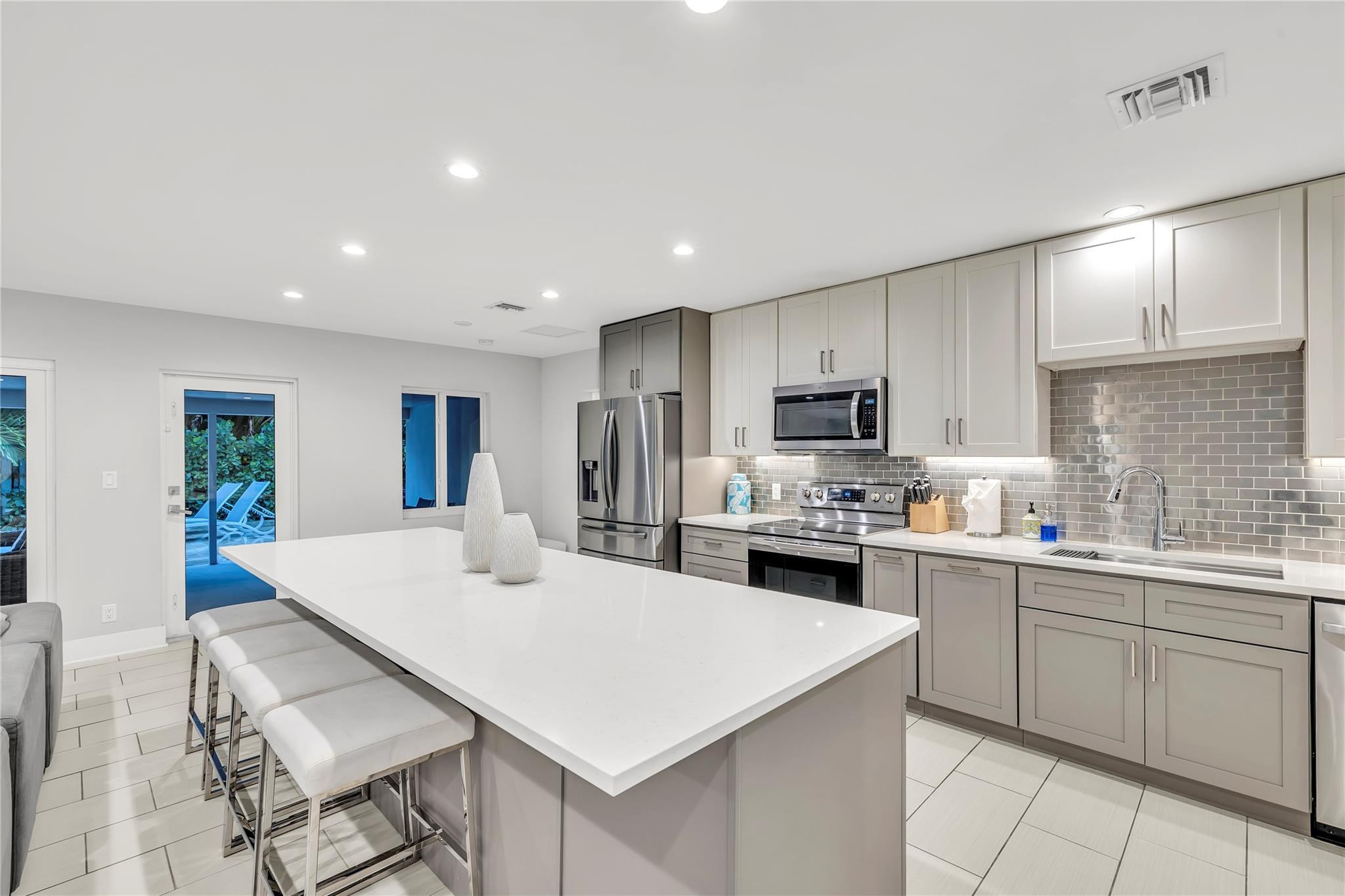 2120 NE 34th Ct
