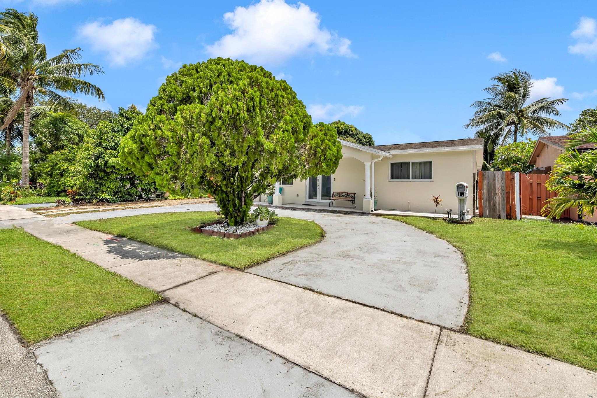 2431 Jamaica Dr
