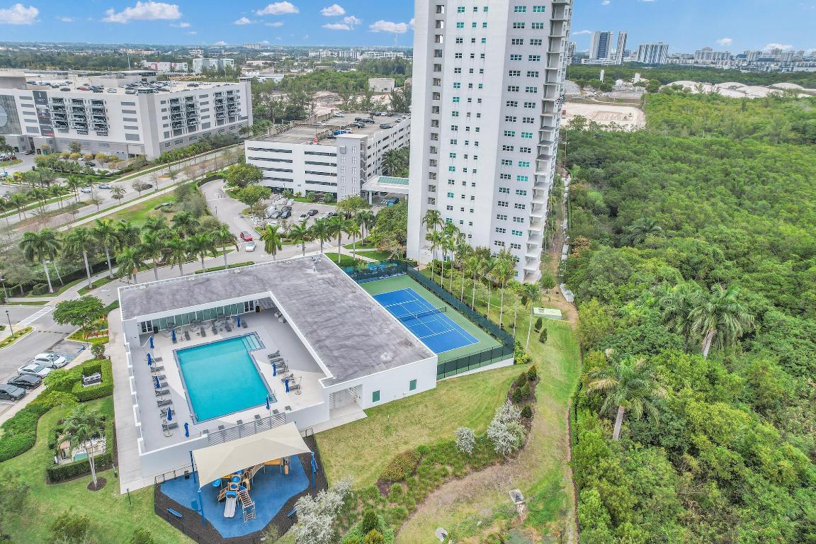 15051 Royal Oaks Lane 606