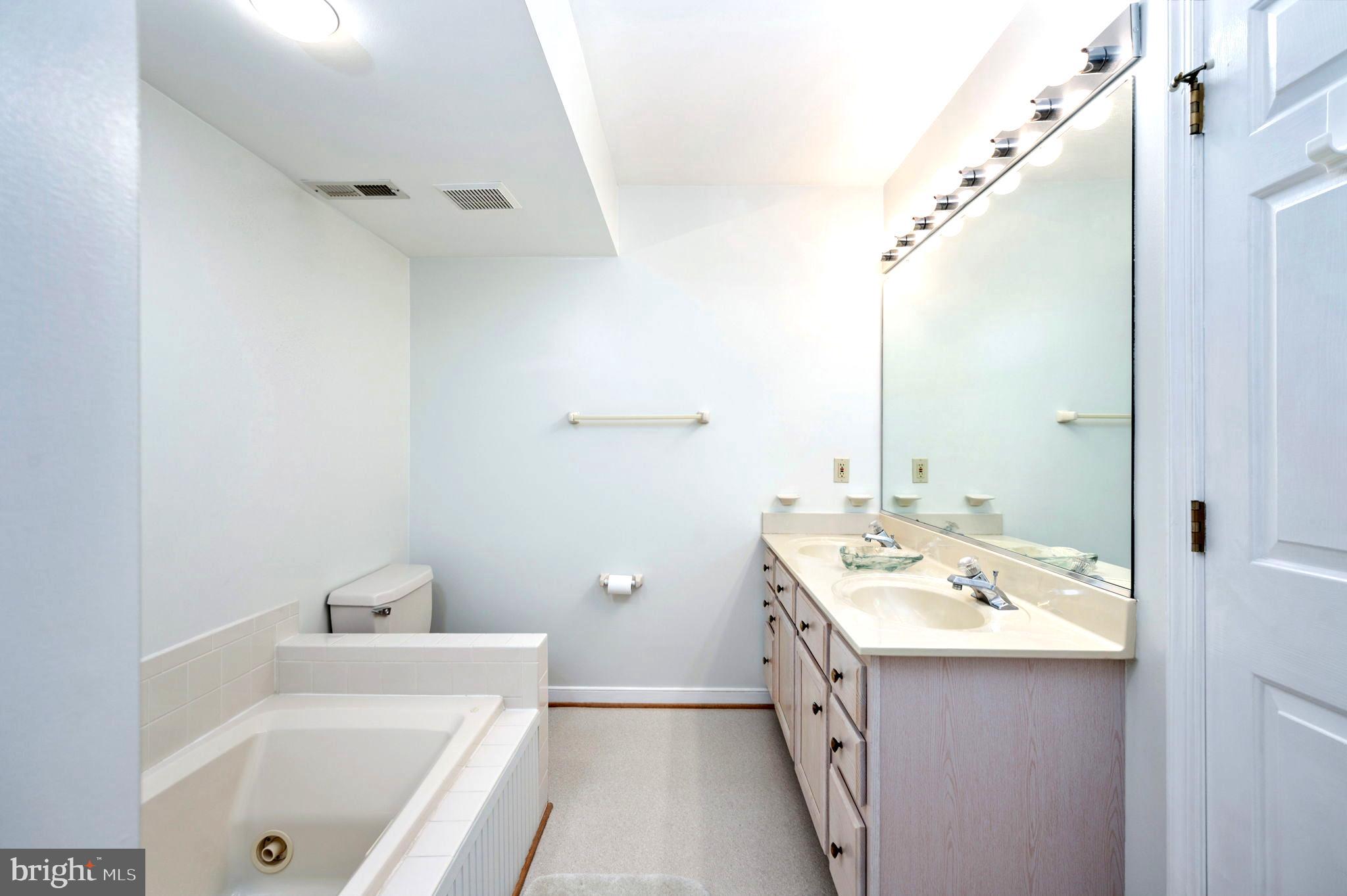 17 Lincoln Ave #304