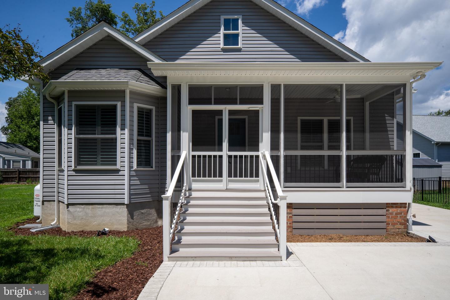 201 Lawrence Ln